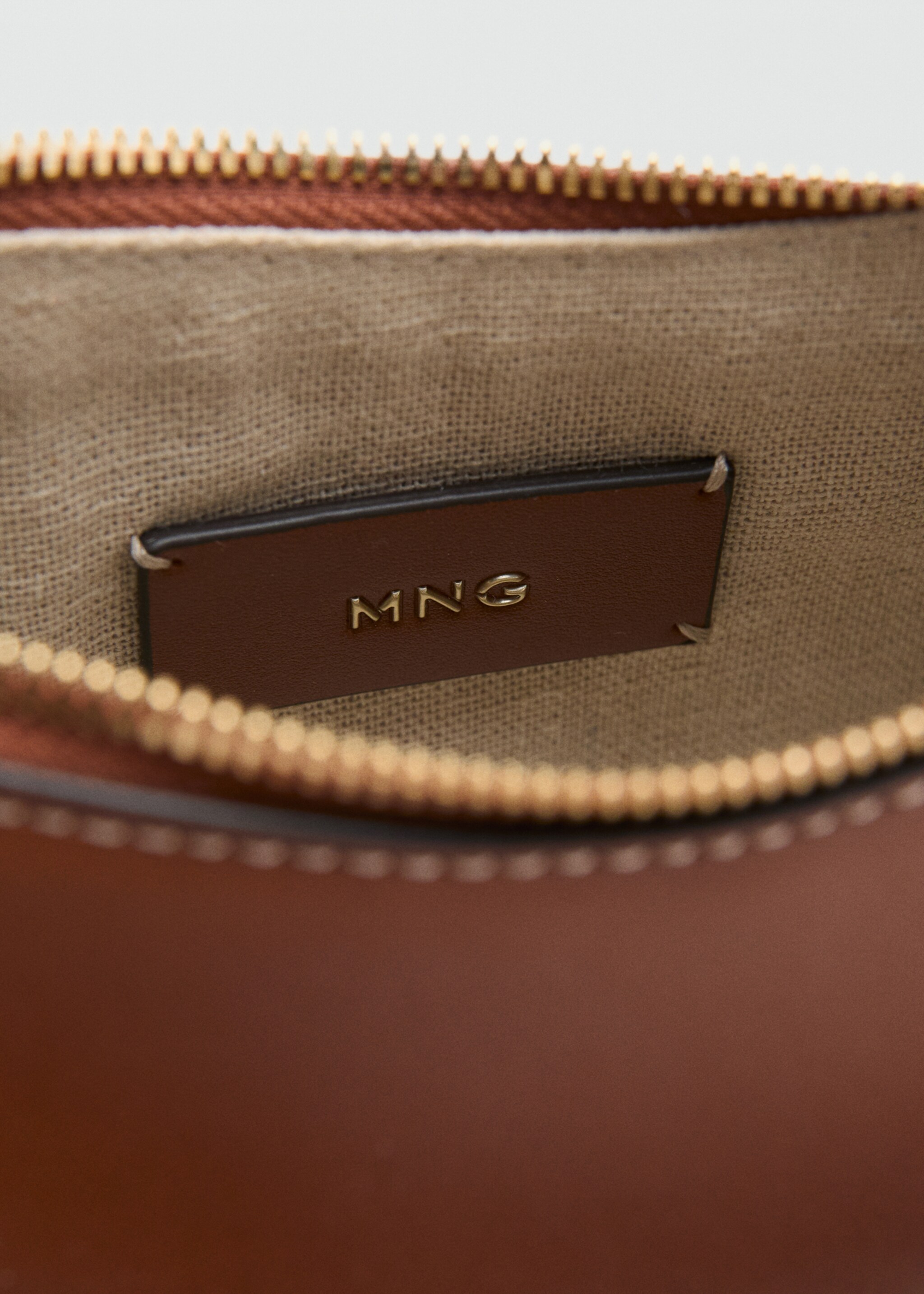 Oval shoulder bag - Details of the article 2, Leather. Ref: 27075817-00.