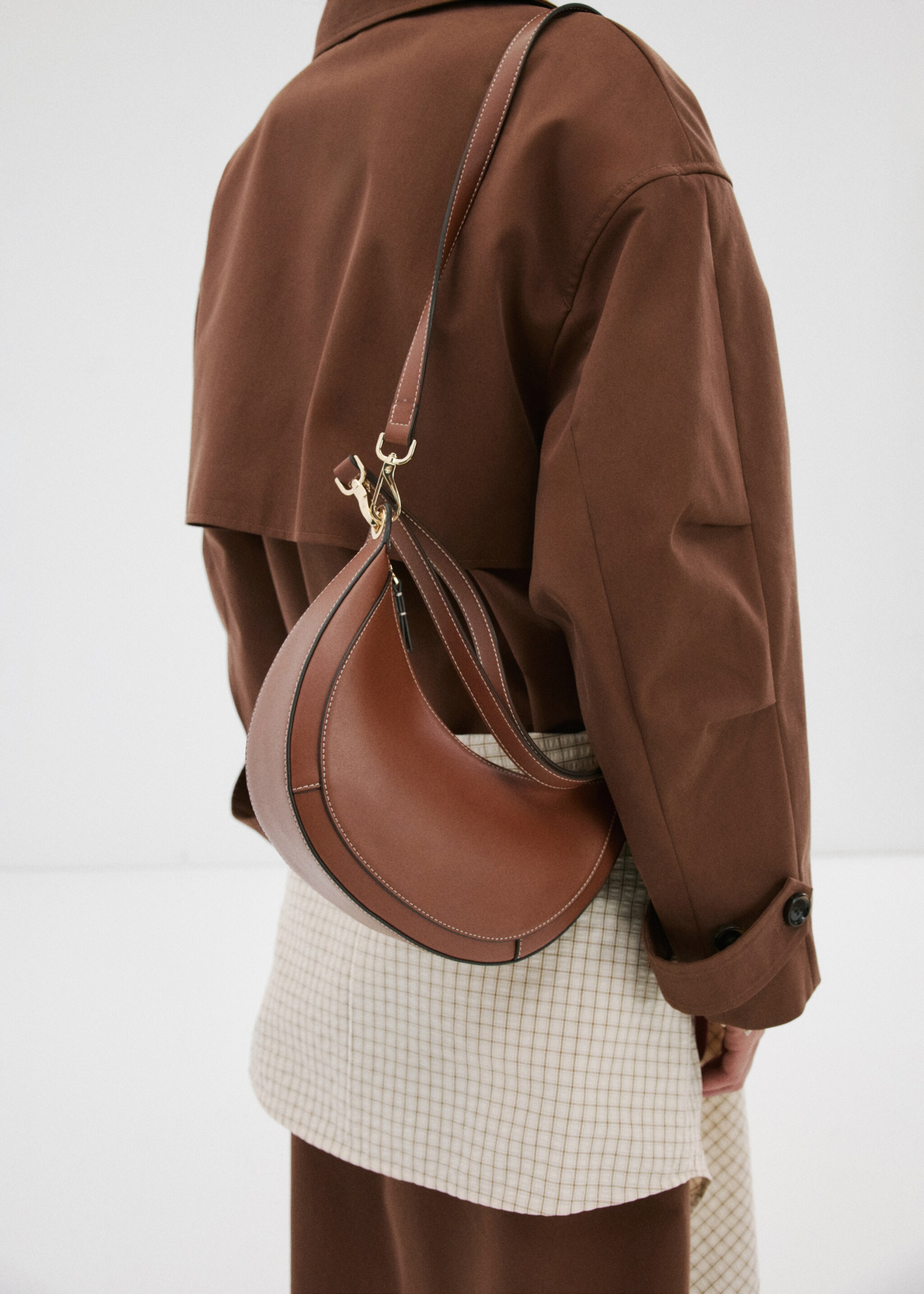 Oval shoulder bag - Details of the article 9, Leather. Ref: 27075817-00.