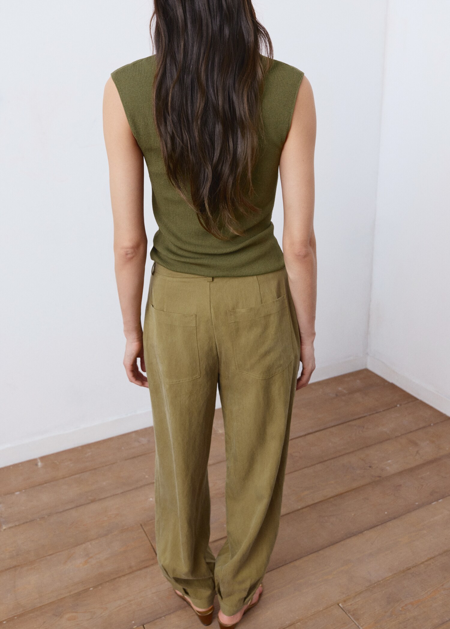 Fine knit top combined neckline - Reverse of the article