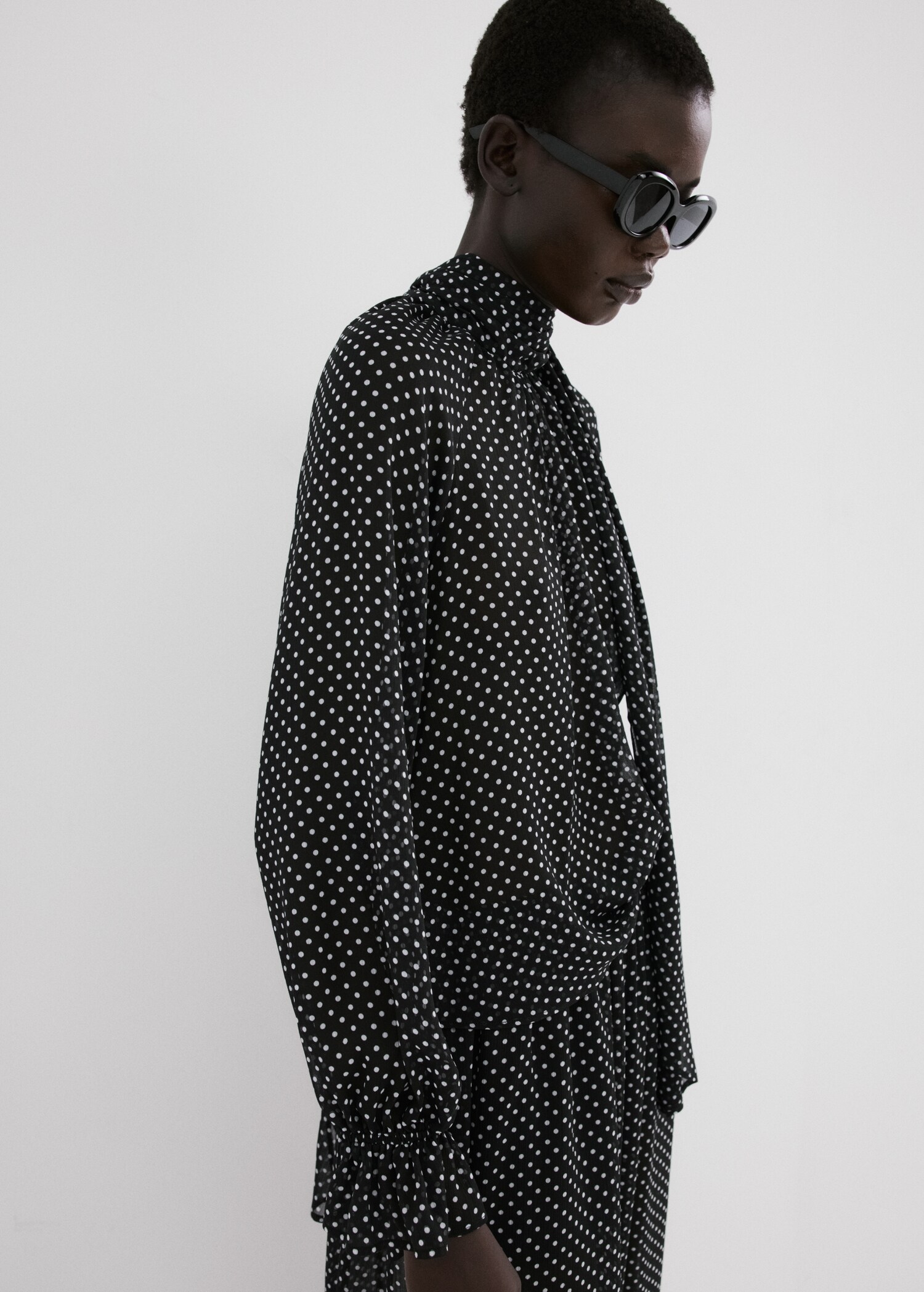 Polka dot high-neck blouse - Medium plane