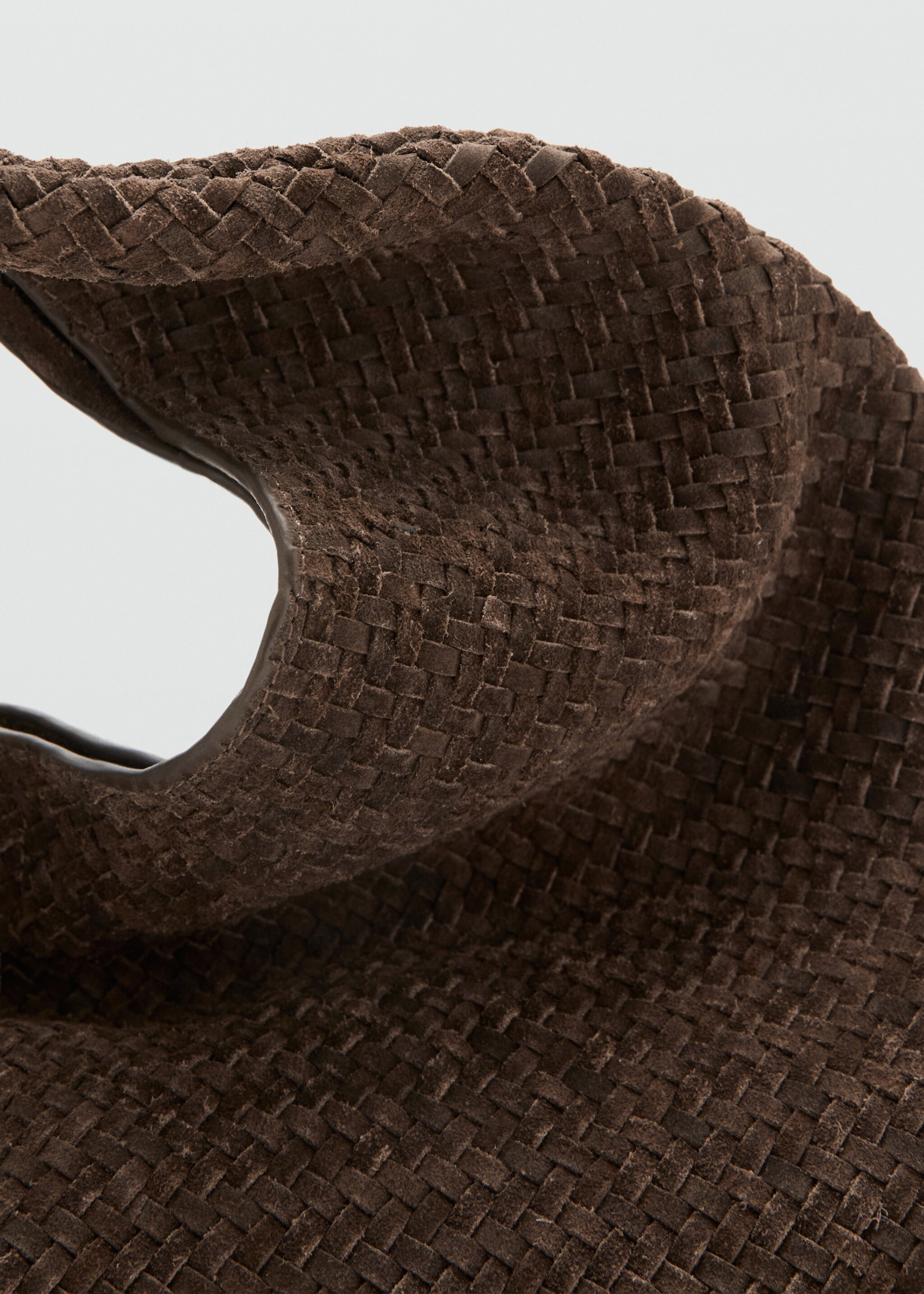 حقيبة كتف مضفرة من الجلد - تفاصيل المنتج 4, بني. Ref: 27075834-00.