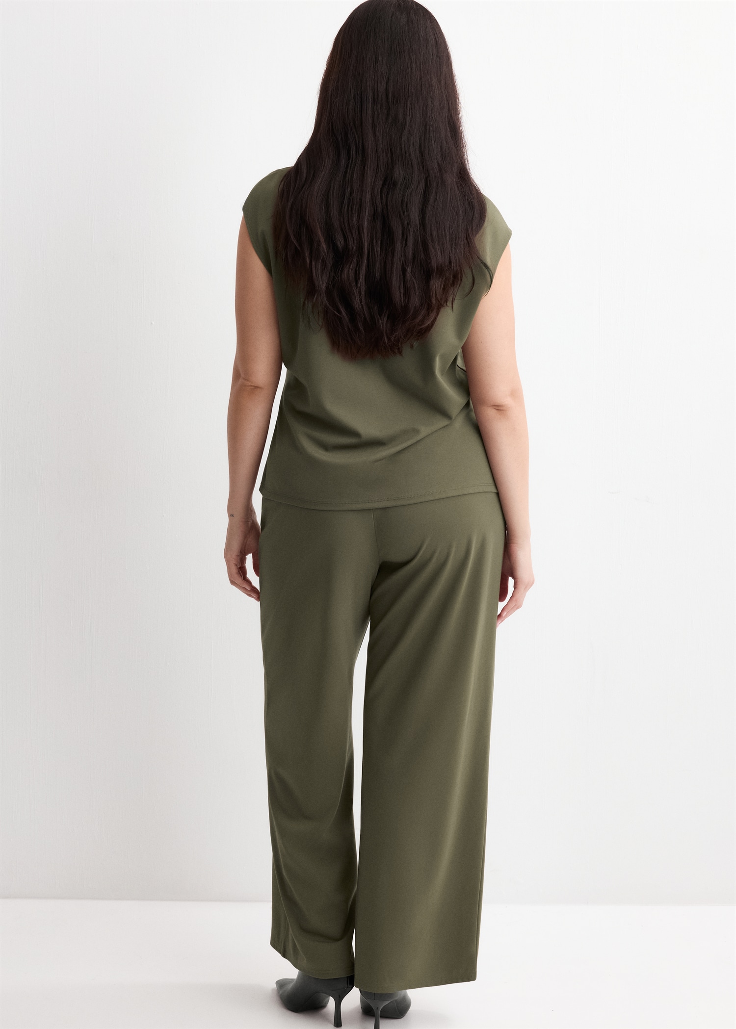 Straight-fit trousers with elastic waist - Details of the article 4