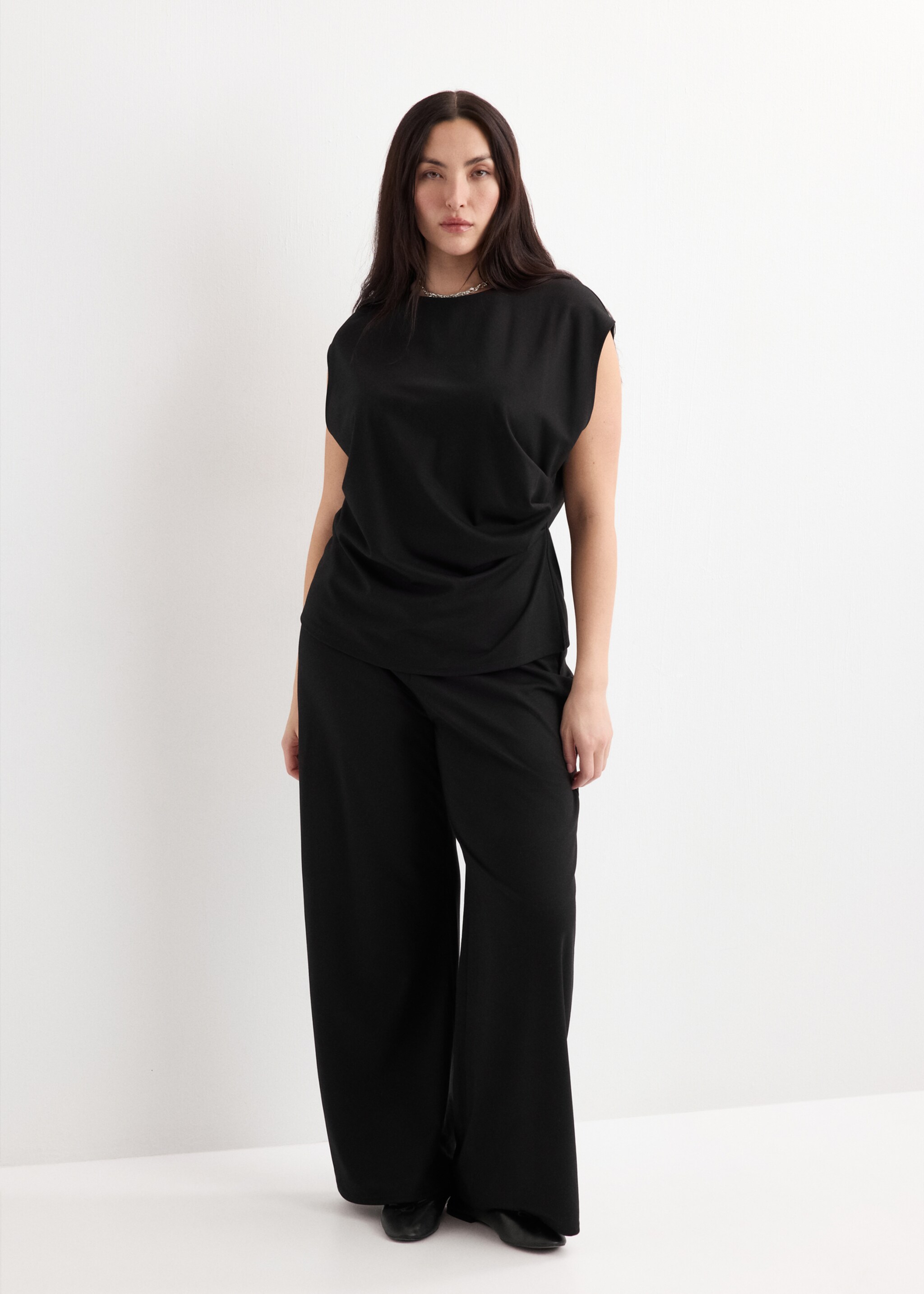 Straight-fit trousers with elastic waist - Details of the article 3, Black. Ref: 27075835-00.