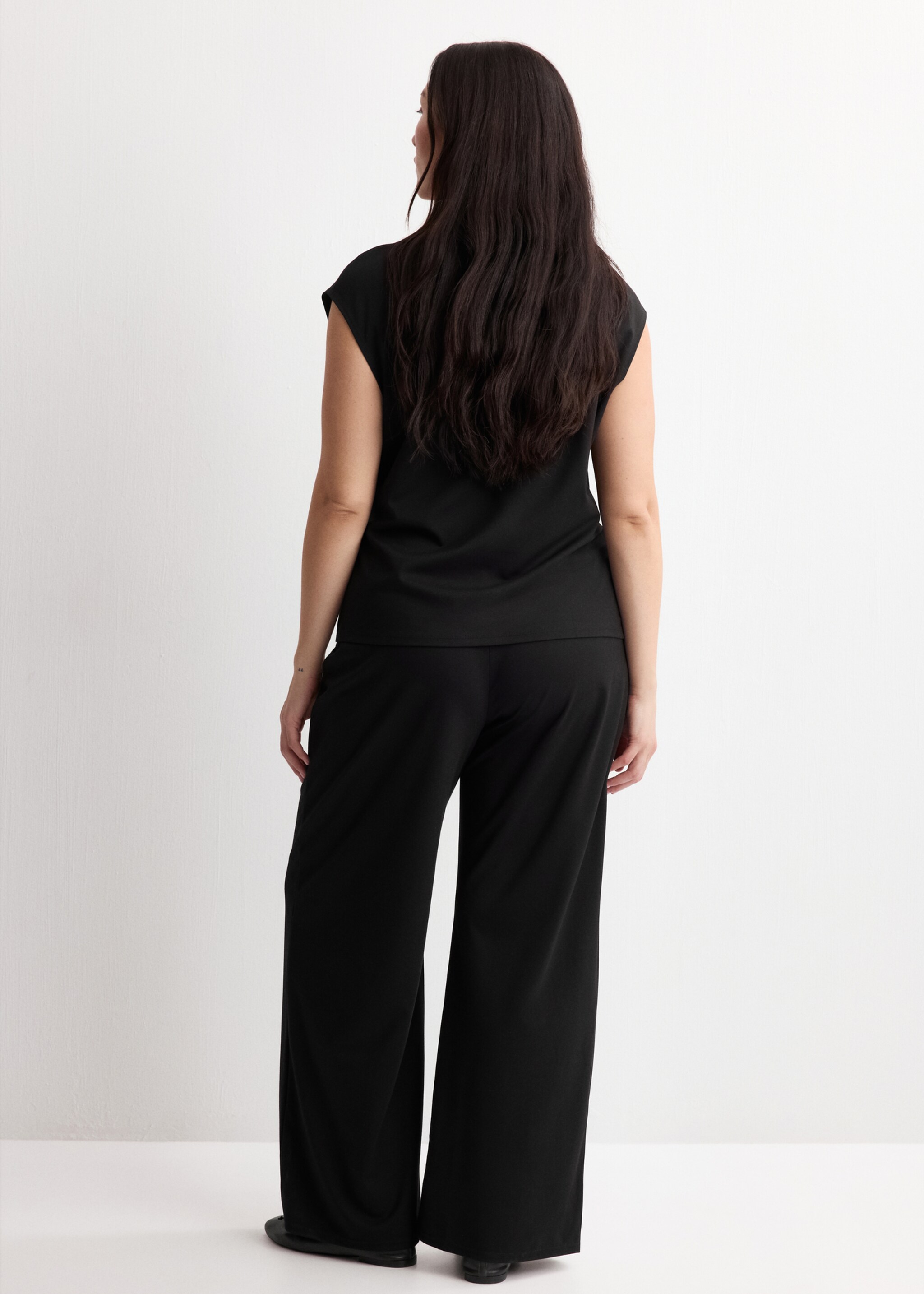 Straight-fit trousers with elastic waist - Details of the article 4, Black. Ref: 27075835-00.