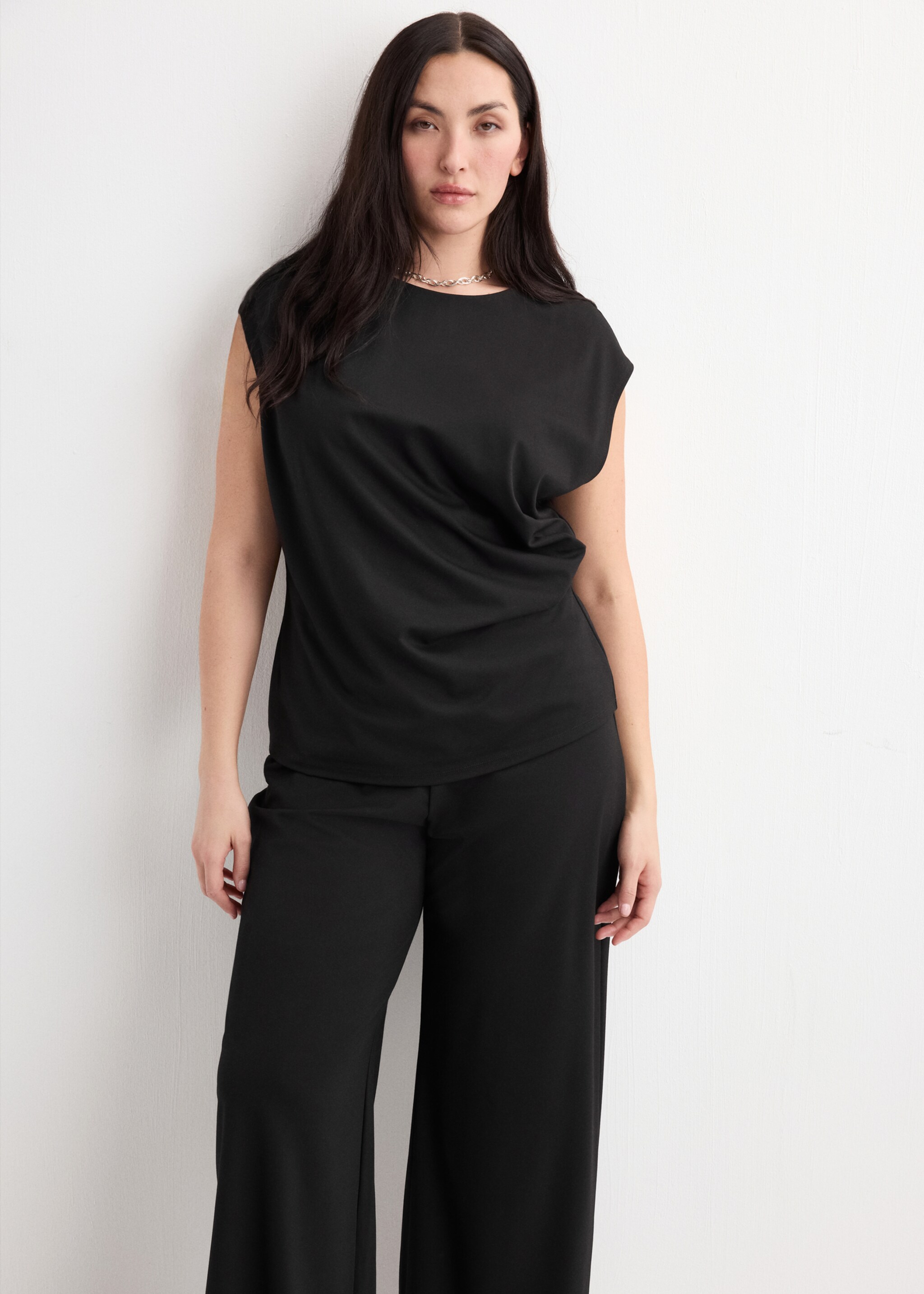 Straight-fit trousers with elastic waist - Details of the article 5, Black. Ref: 27075835-00.