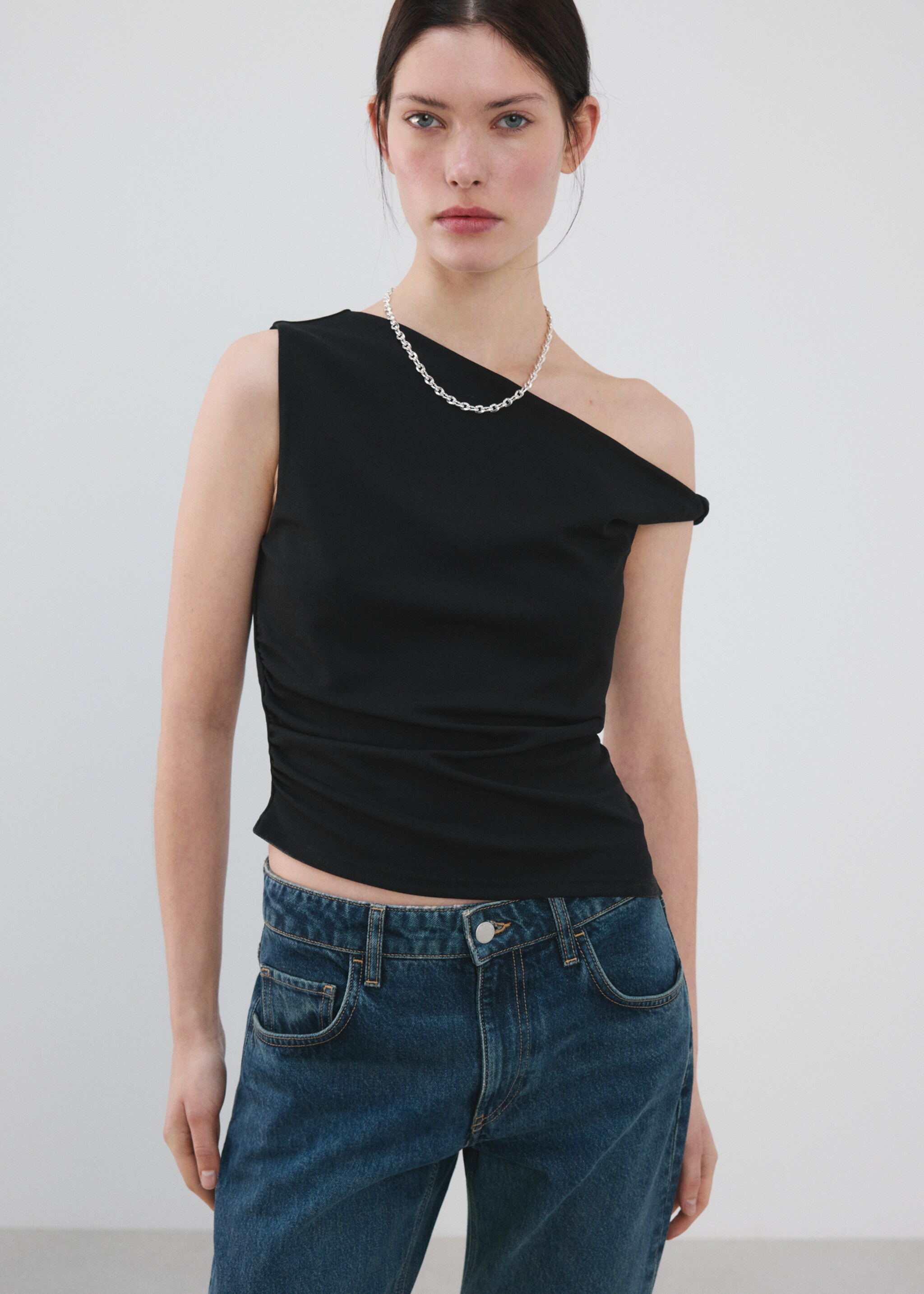 Asymmetrical fitted top - Medium plane, Black. Ref: 27075841-00.