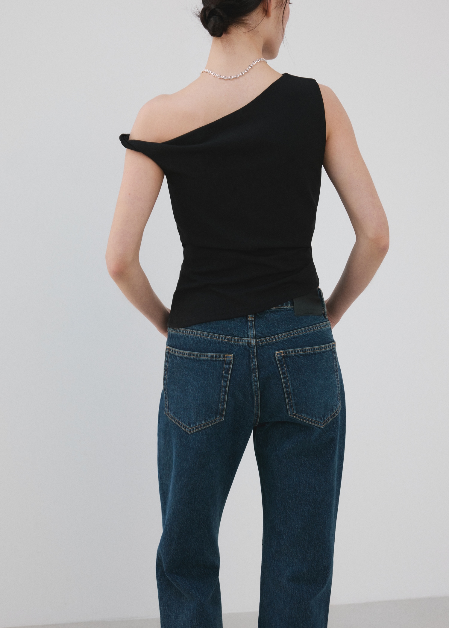 Asymmetrical fitted top - Reverse of the article