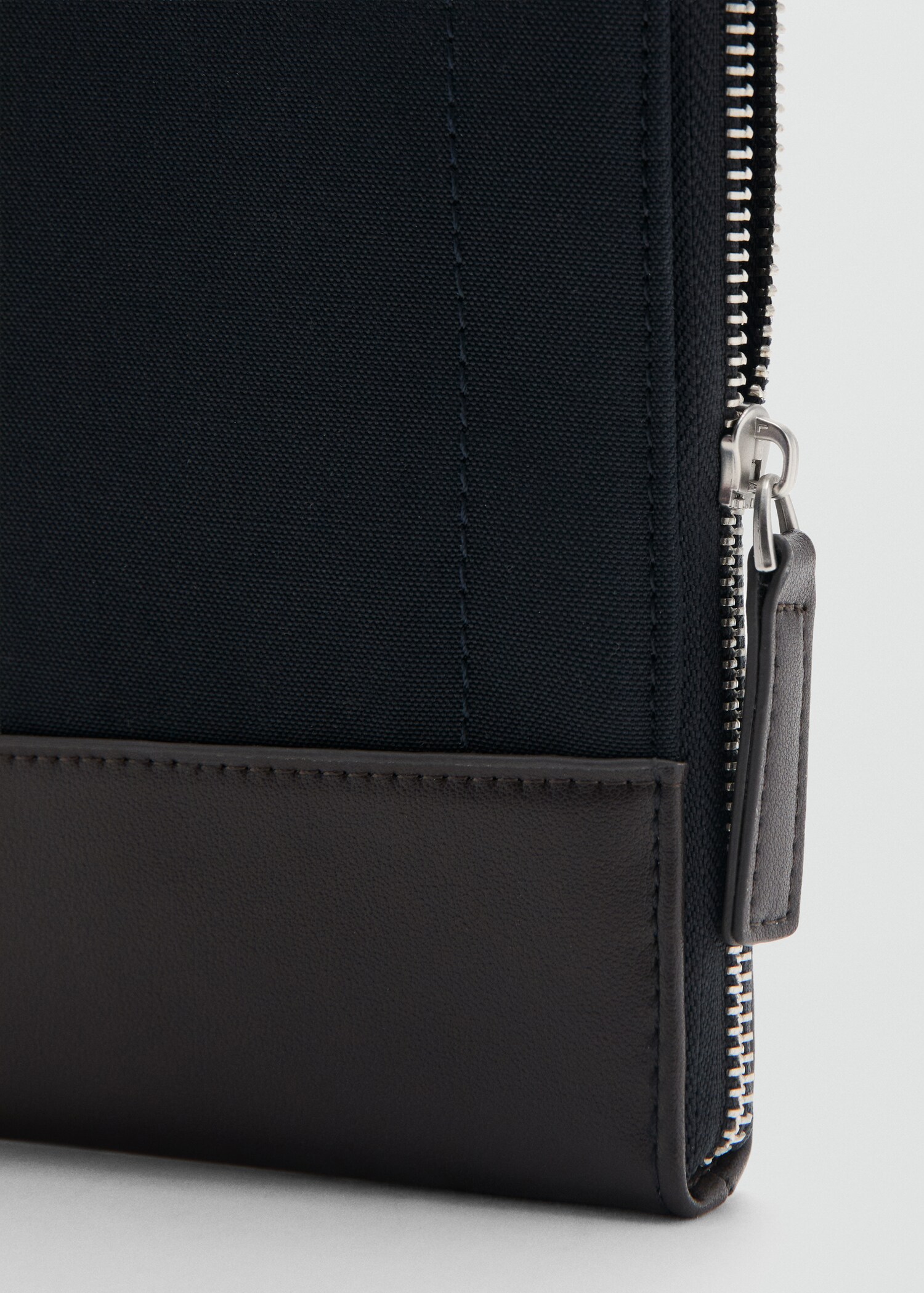 Laptop case with leather details - Details of the article 1