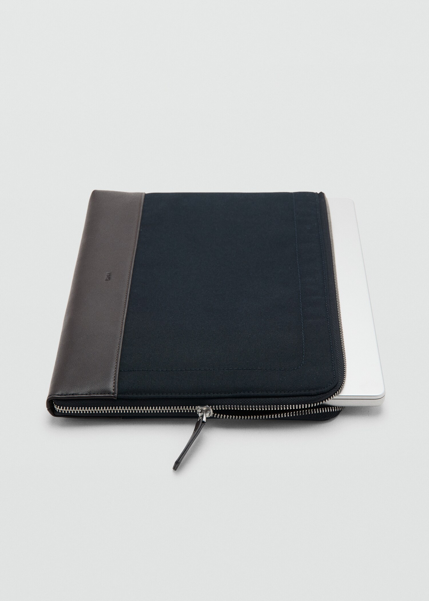 Laptop case with leather details - Details of the article 2