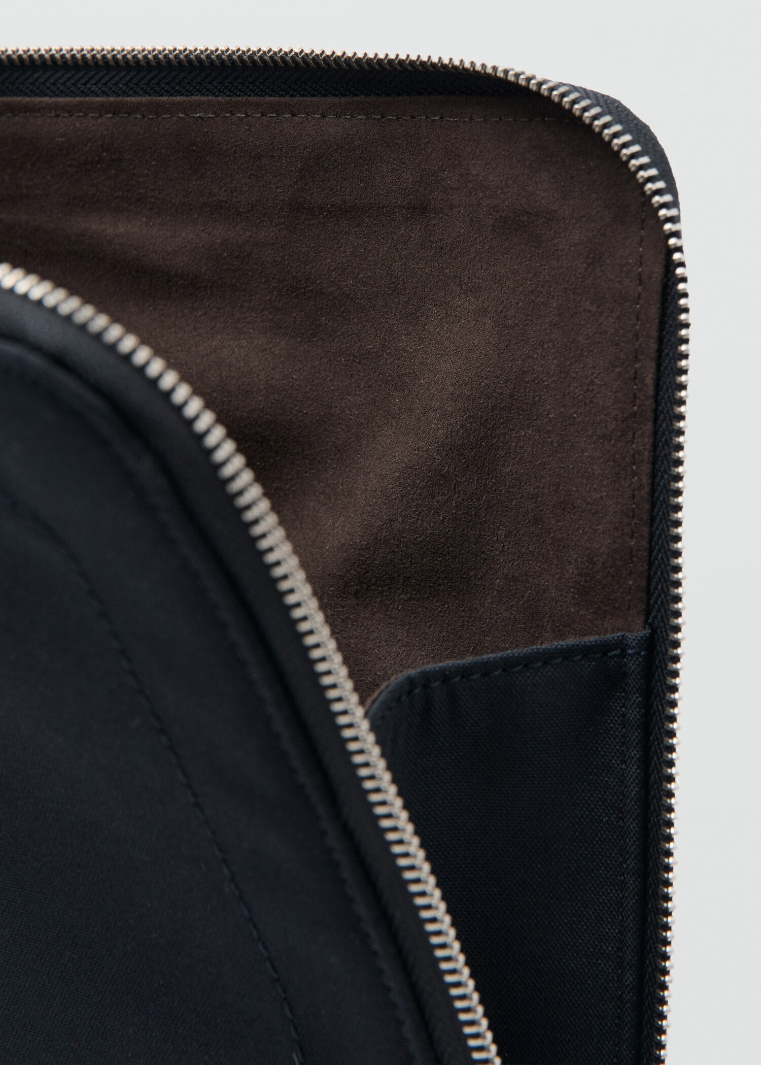 Laptop case with leather details - Details of the article 3