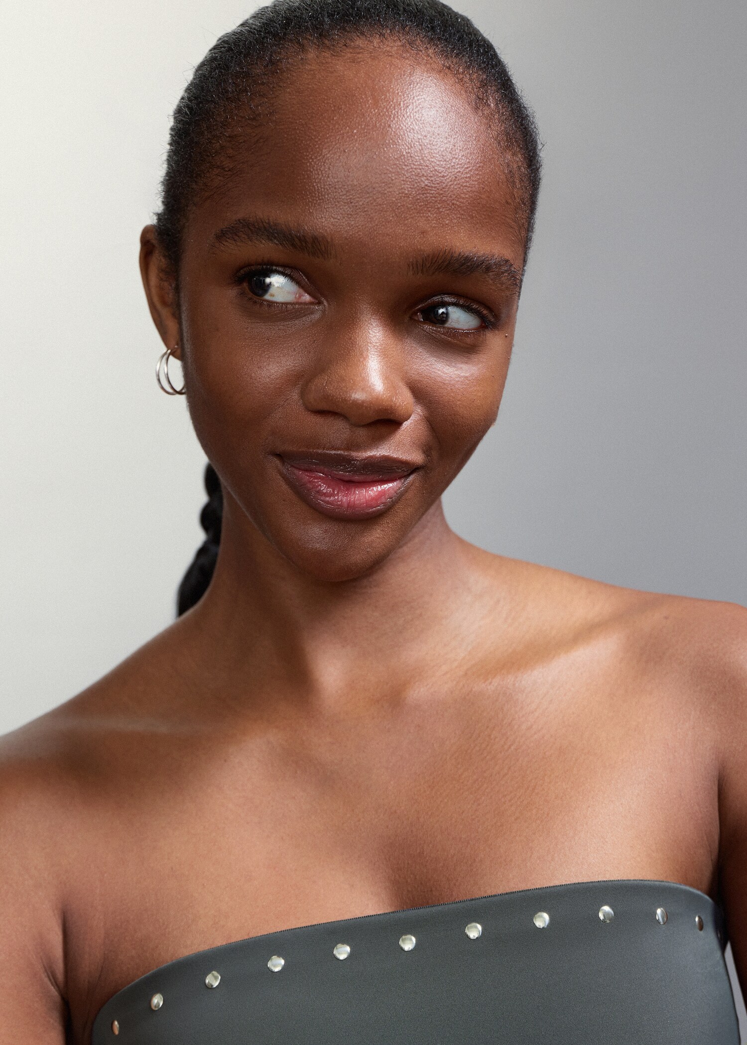 Asymmetric swimsuit with mid-rise bottoms - Details of the article 1