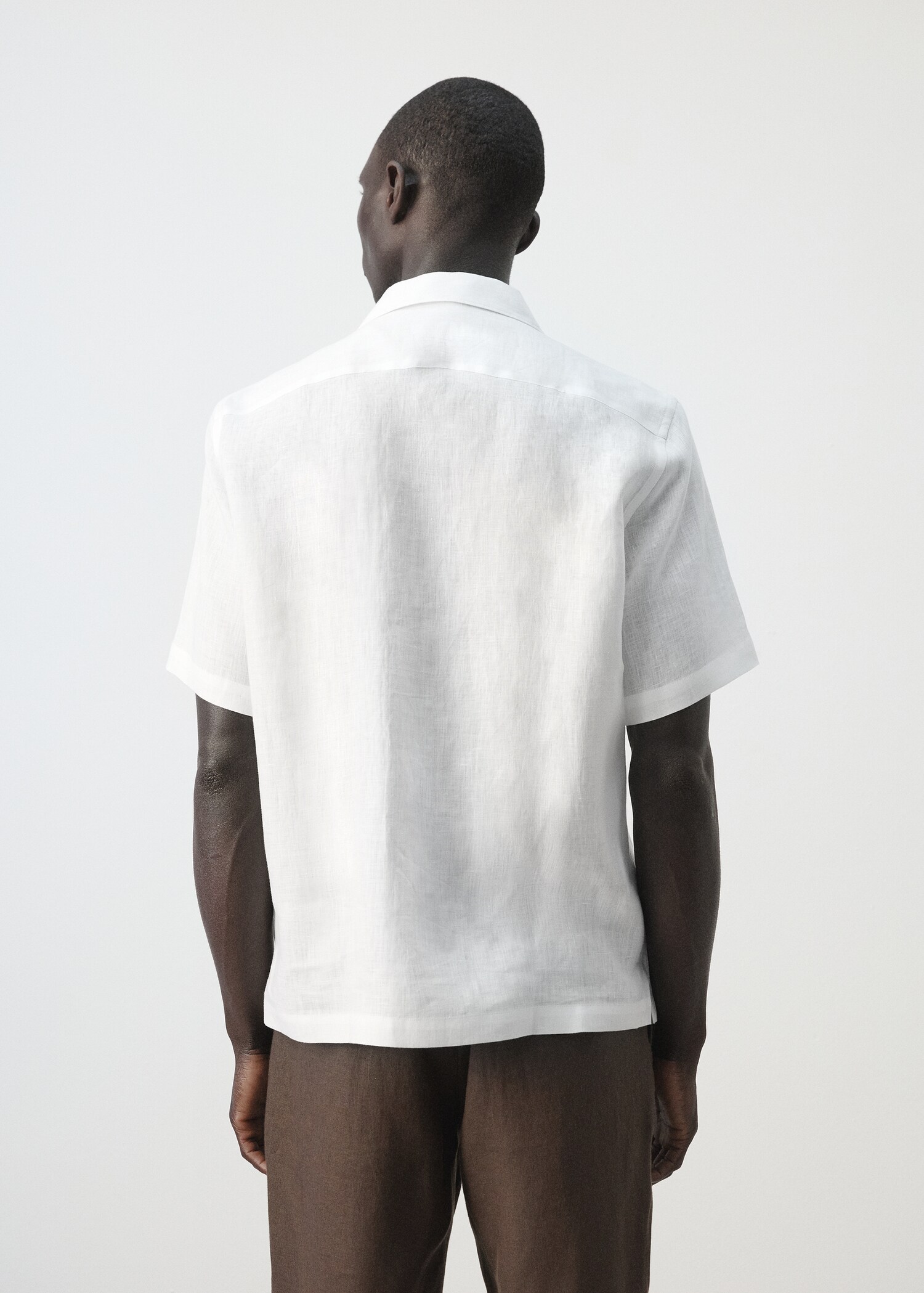 قميص بياقة بولينج بنسبة 100% من الكتان - الجهة الخلفية للمنتج