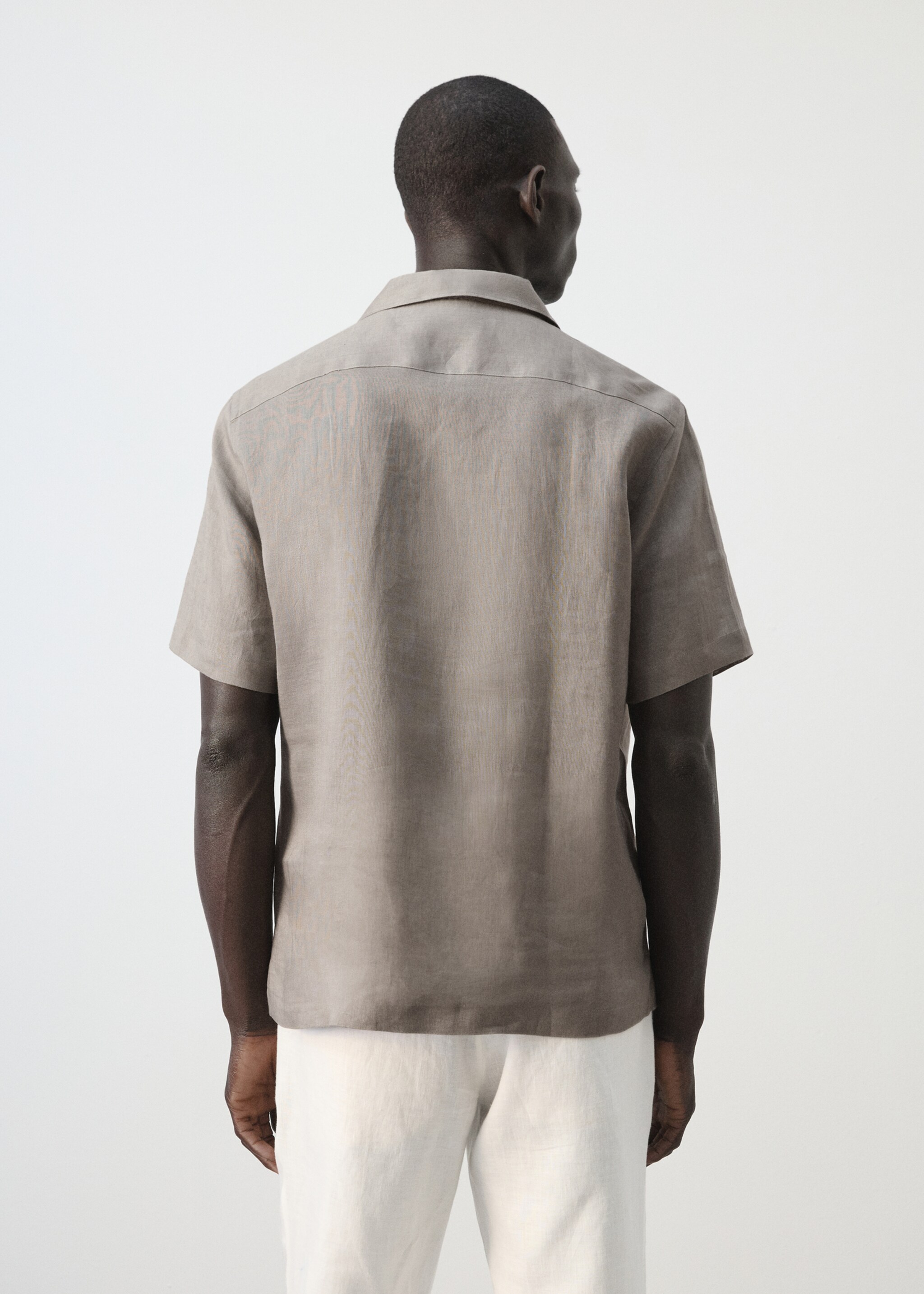 Camisa de 100% linho com gola bowling - Verso do artigo, Castanho-médio. Ref: 27075948-00.