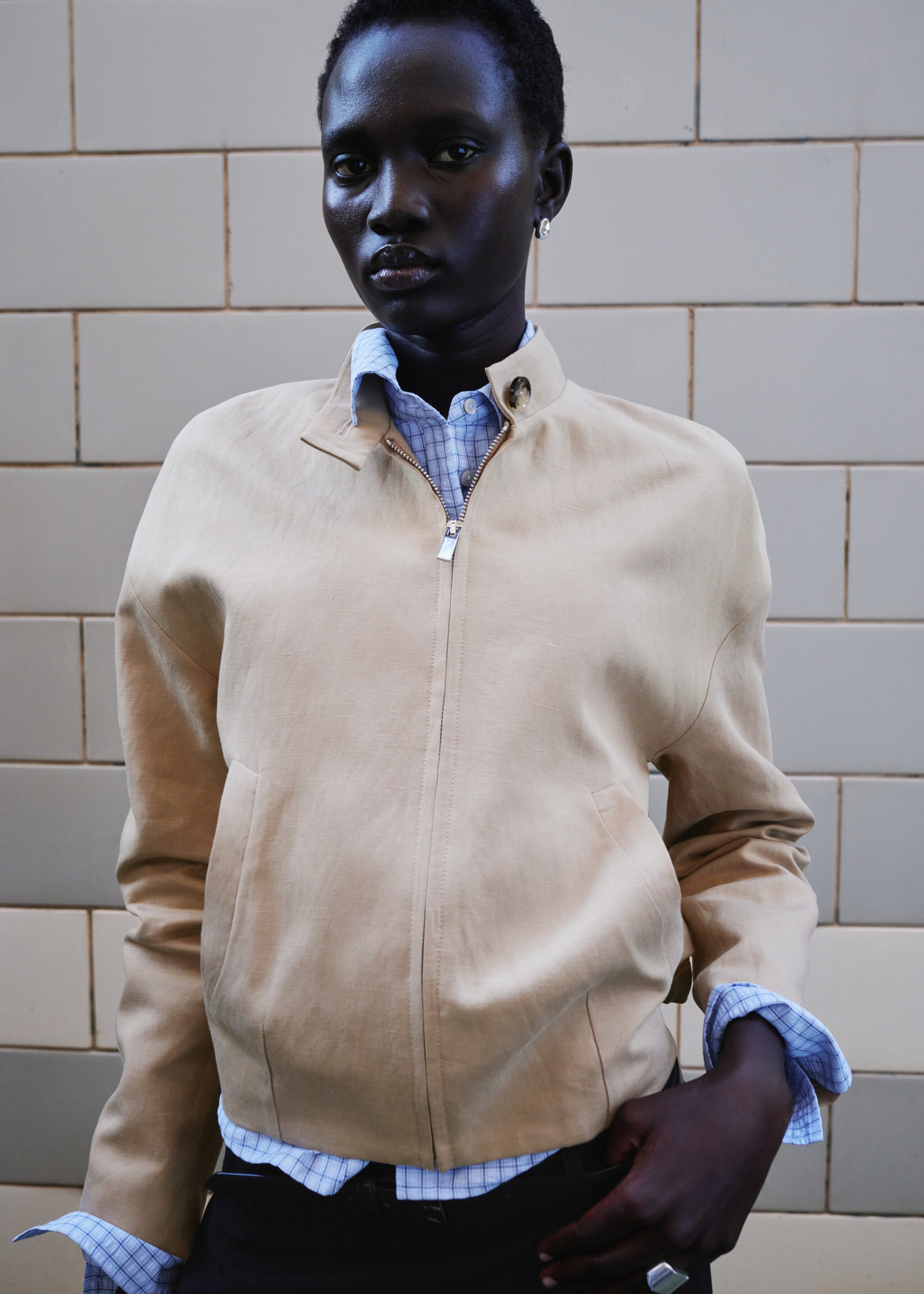 Veste lin col officier - Plan moyen, Beige. Ref: 27075962-00.