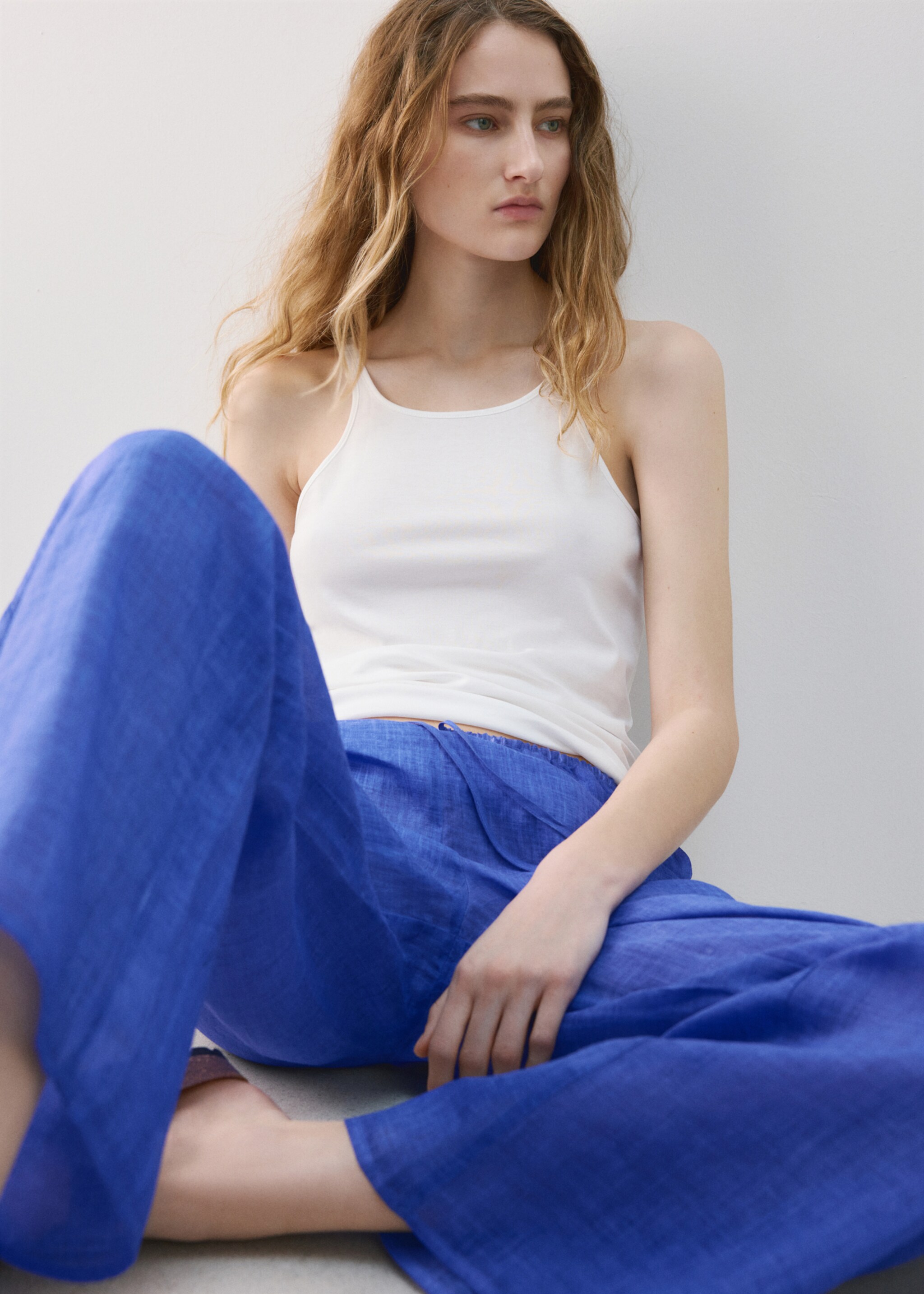 100% ramie trousers with an overdyed effect - Details of the article 2, Blue. Ref: 27075972-00.