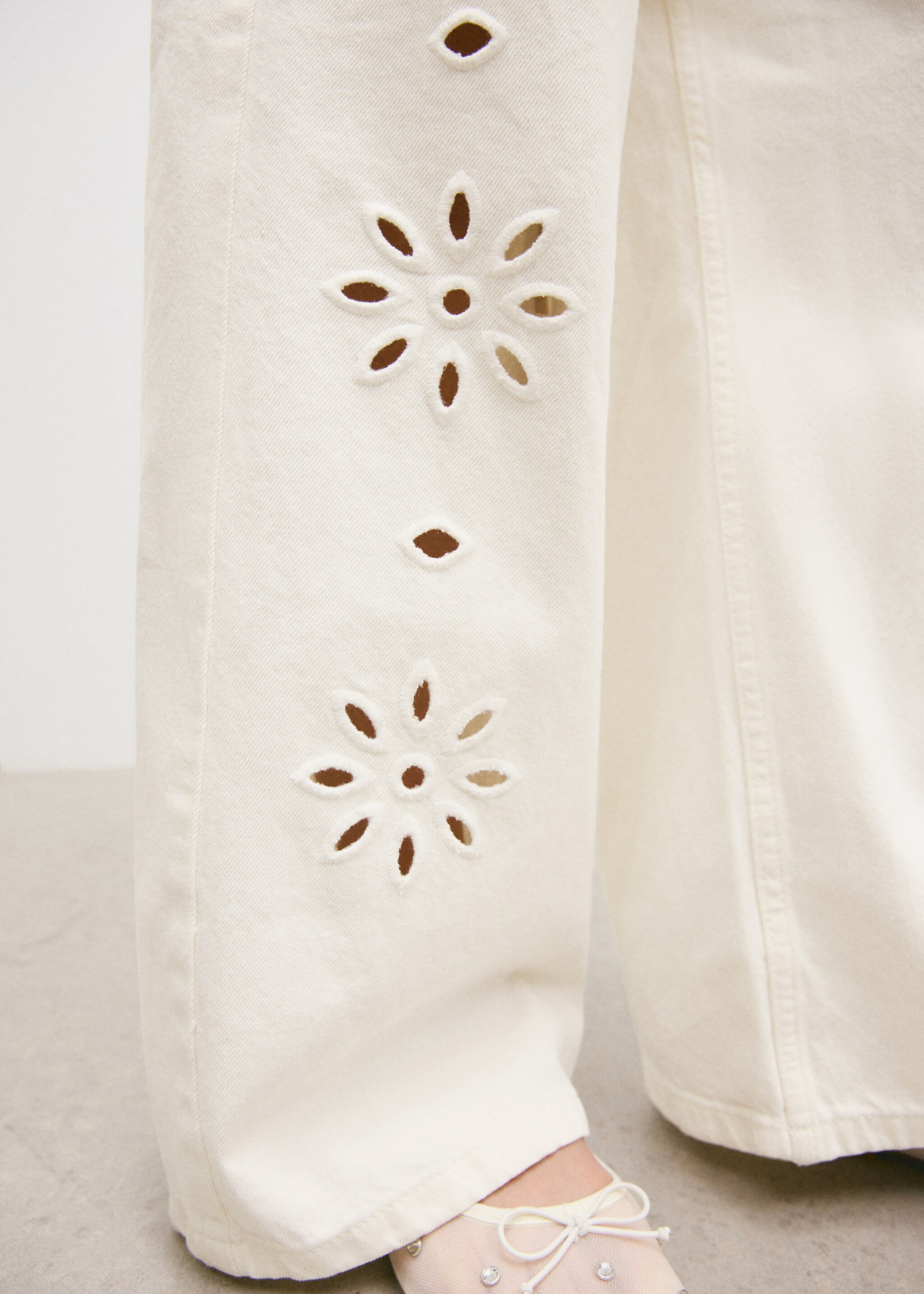 Embroidered wide-leg jeans - Details of the article 1, Ecru. Ref: 27075973-00.