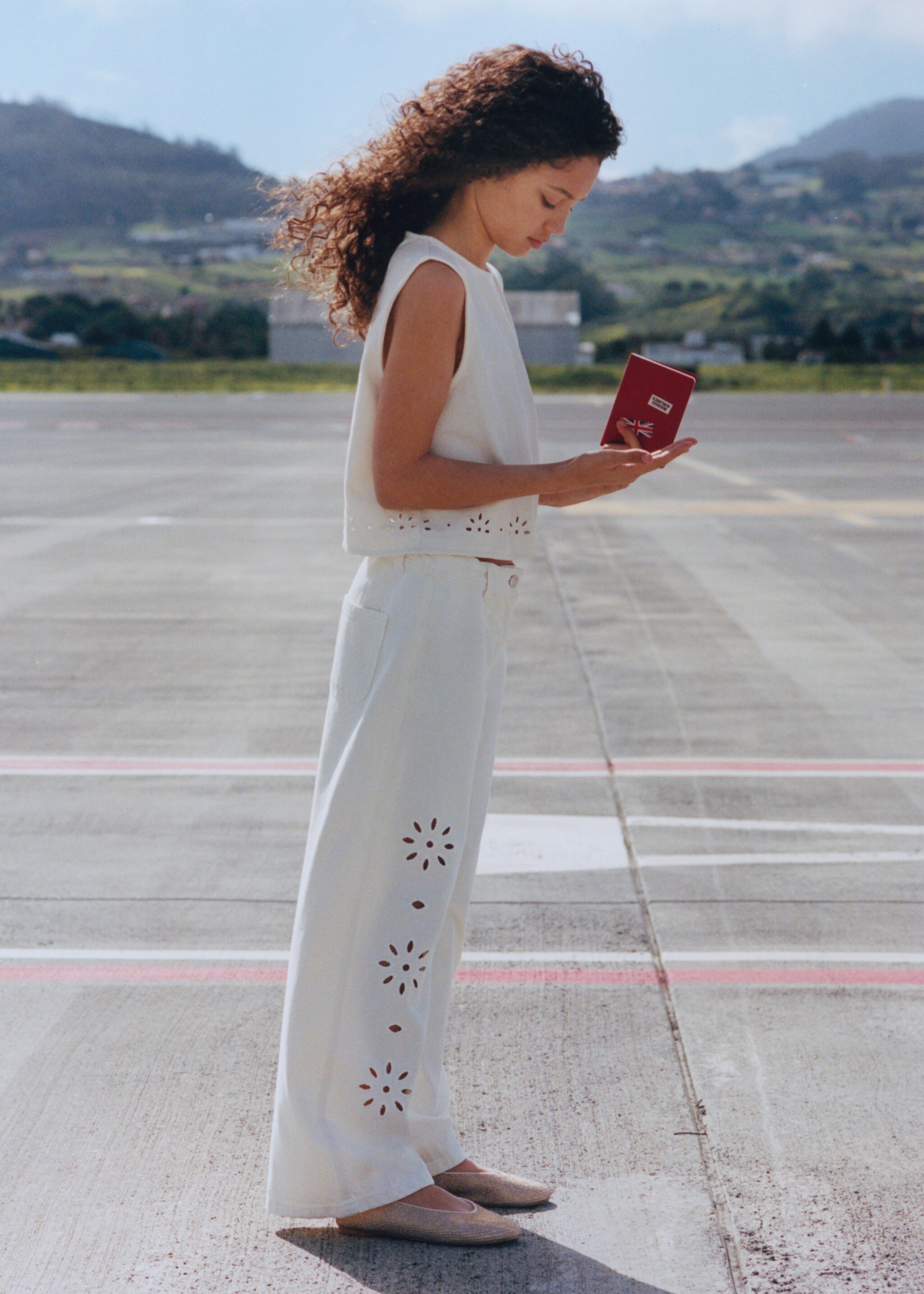 Embroidered wide-leg jeans - Details of the article 6, Ecru. Ref: 27075973-00.