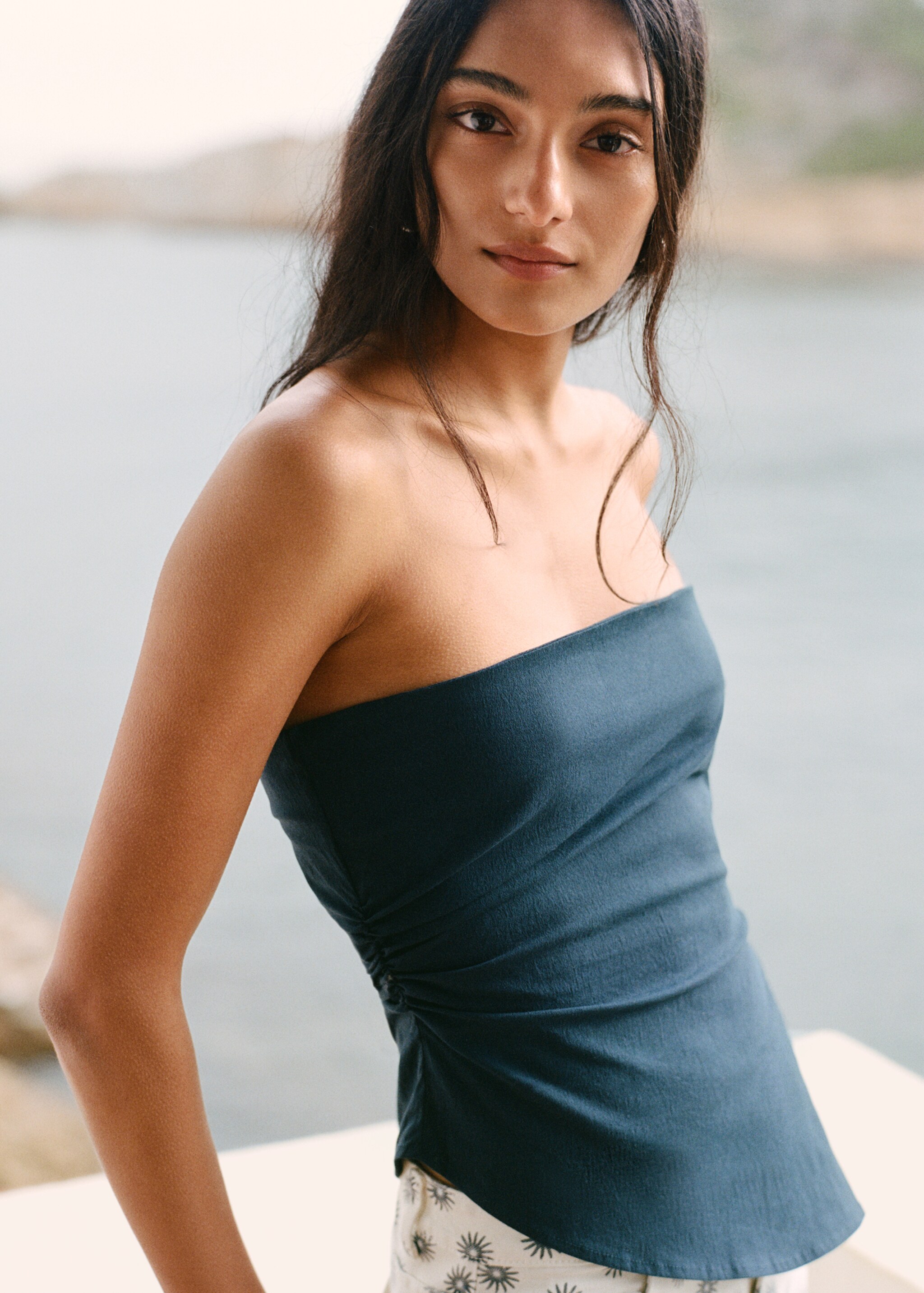 Asymmetric bandeau top - Details of the article 5, Dark Navy. Ref: 27075984-00.