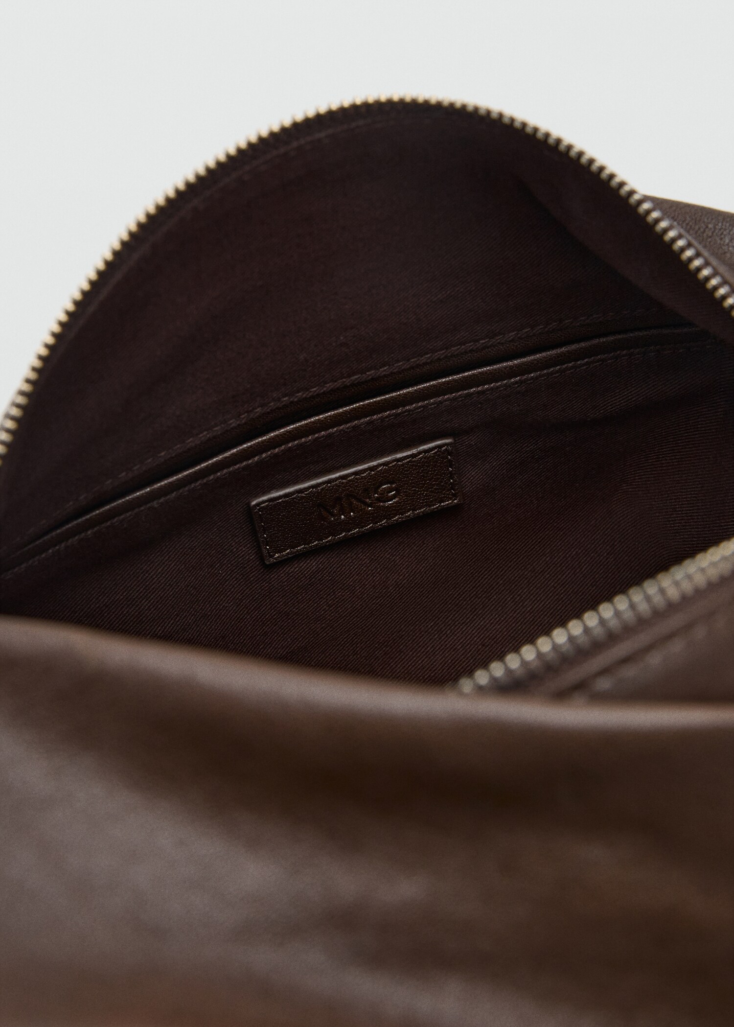 Ledertasche im Beutel-Stil mit Metalldetail - Detail des Artikels 2