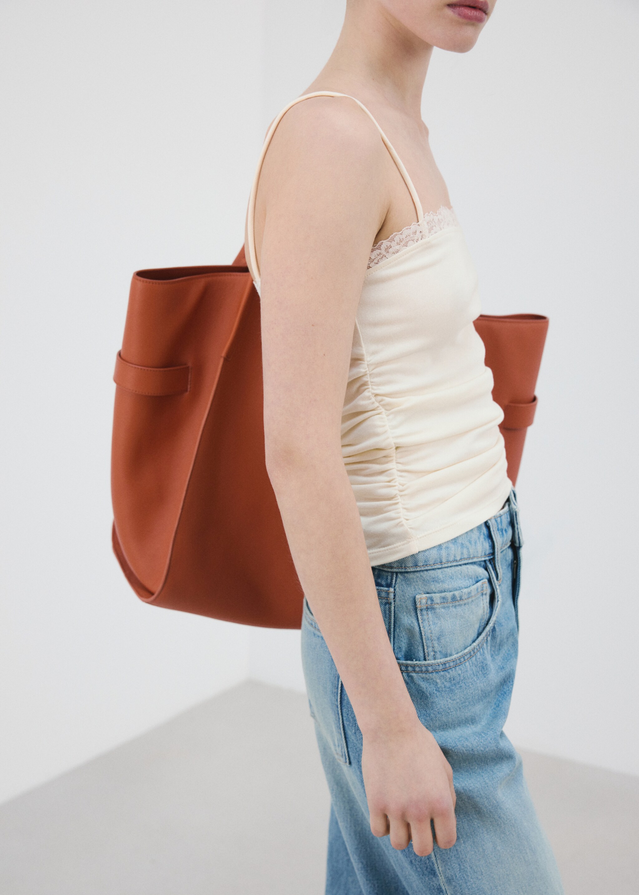 Top with lace neck - Details of the article 6, Vanilla. Ref: 27076001-00.