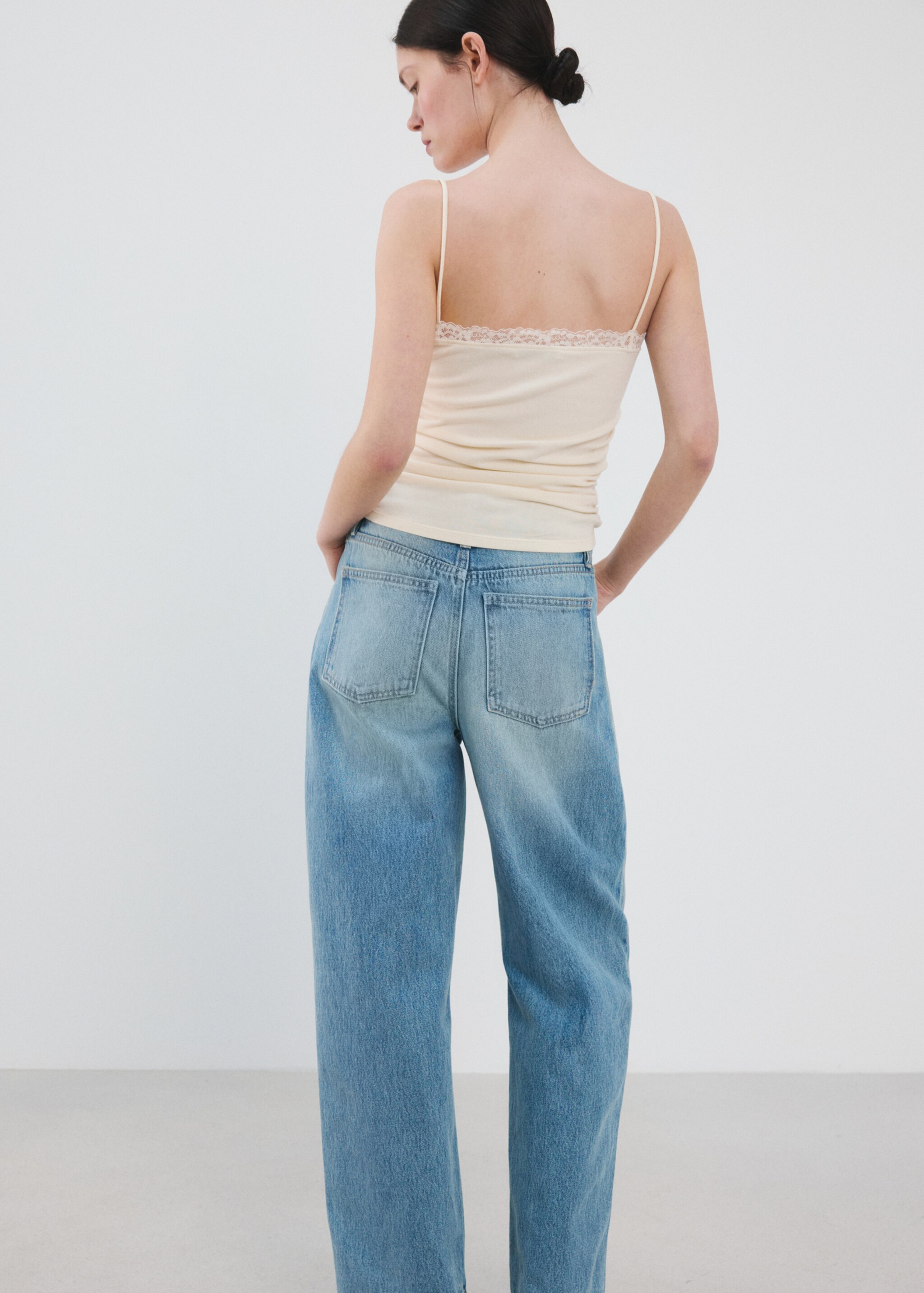 Top with lace neck - Reverse of the article, Vanilla. Ref: 27076001-00.