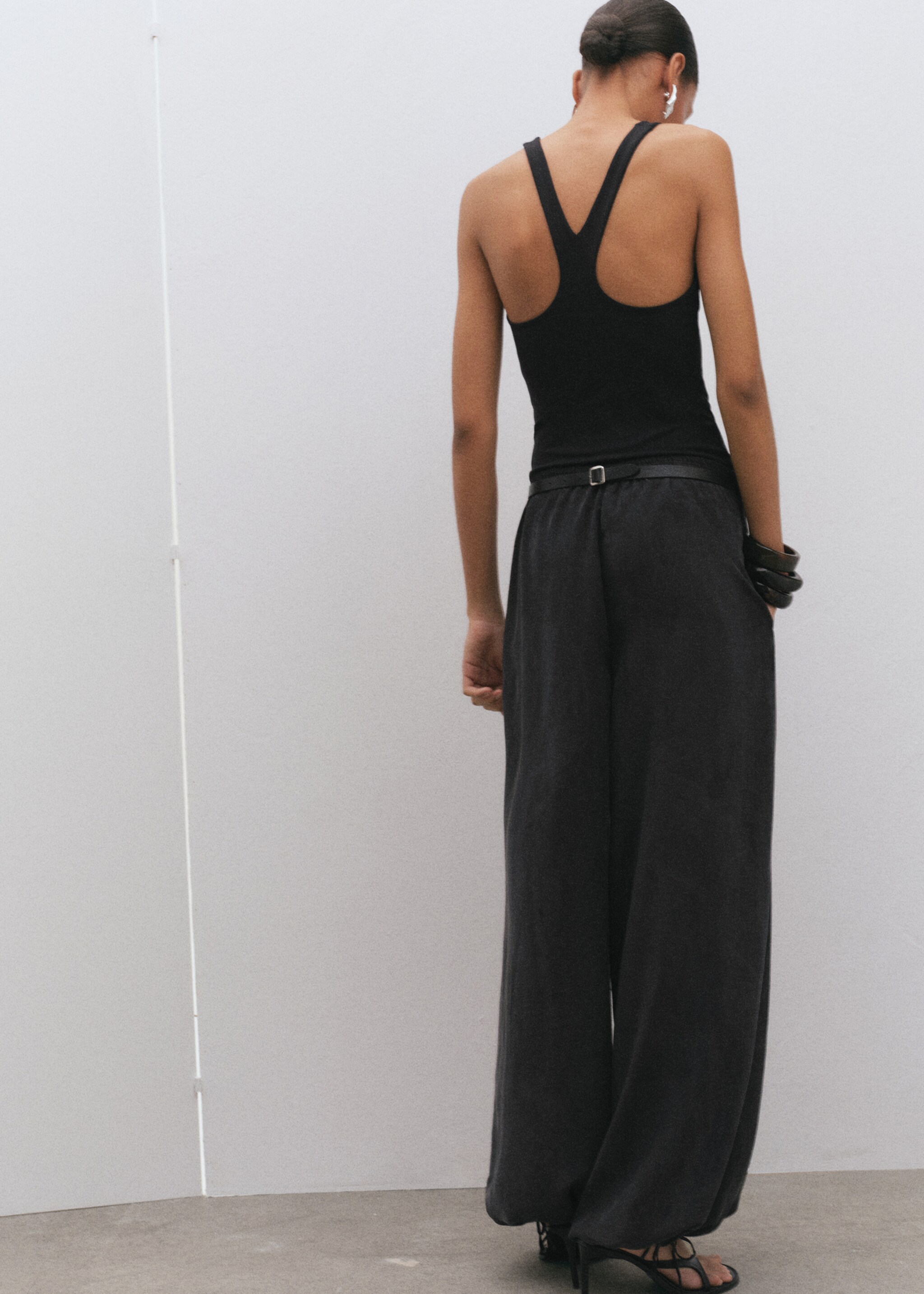 Balloon trousers with elastic waist - Reverse of the article, Black. Ref: 27076002-00.