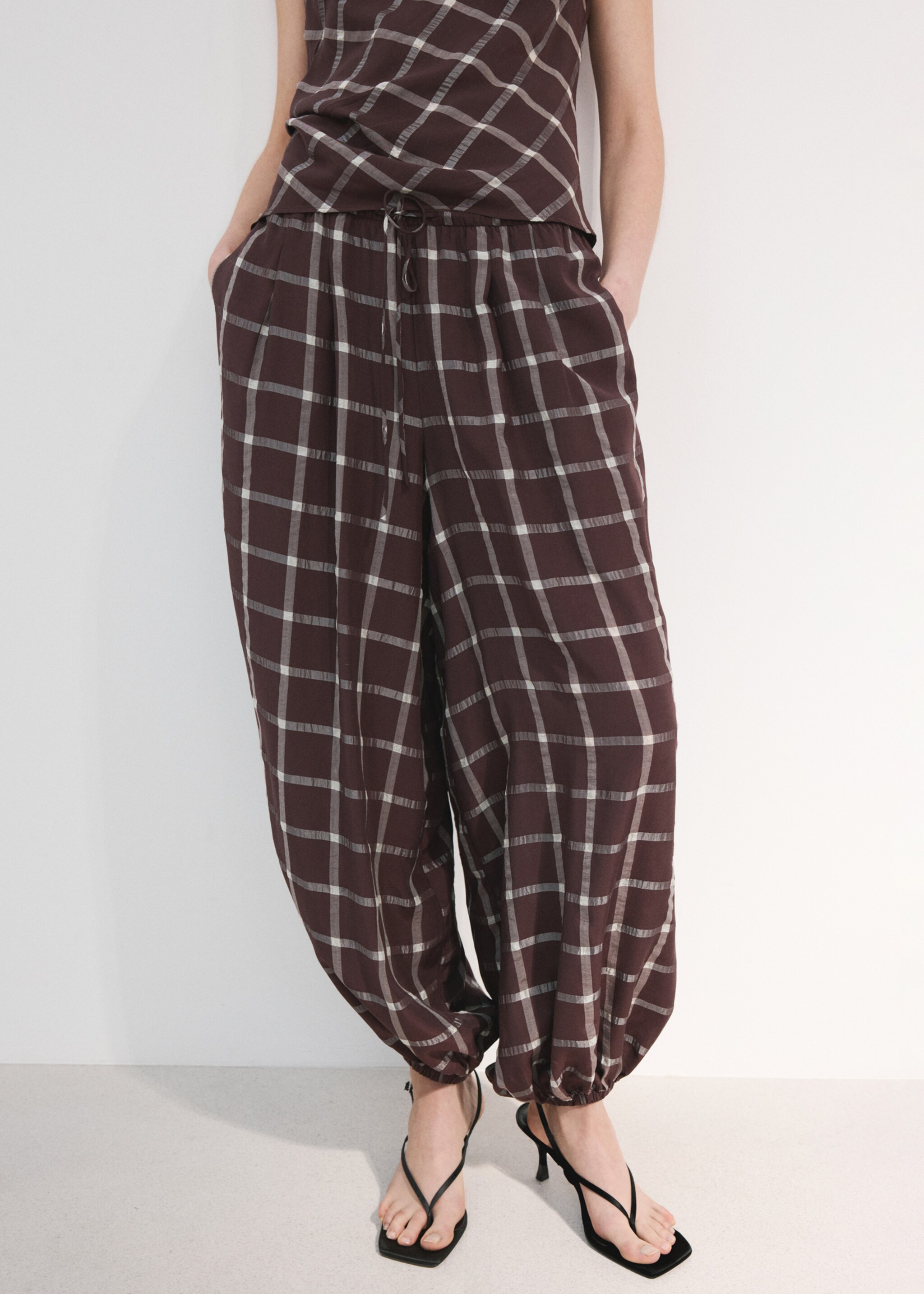 Pantalón balloon tiro medio - Plano medio, Burdeos. Ref: 27076361-00.