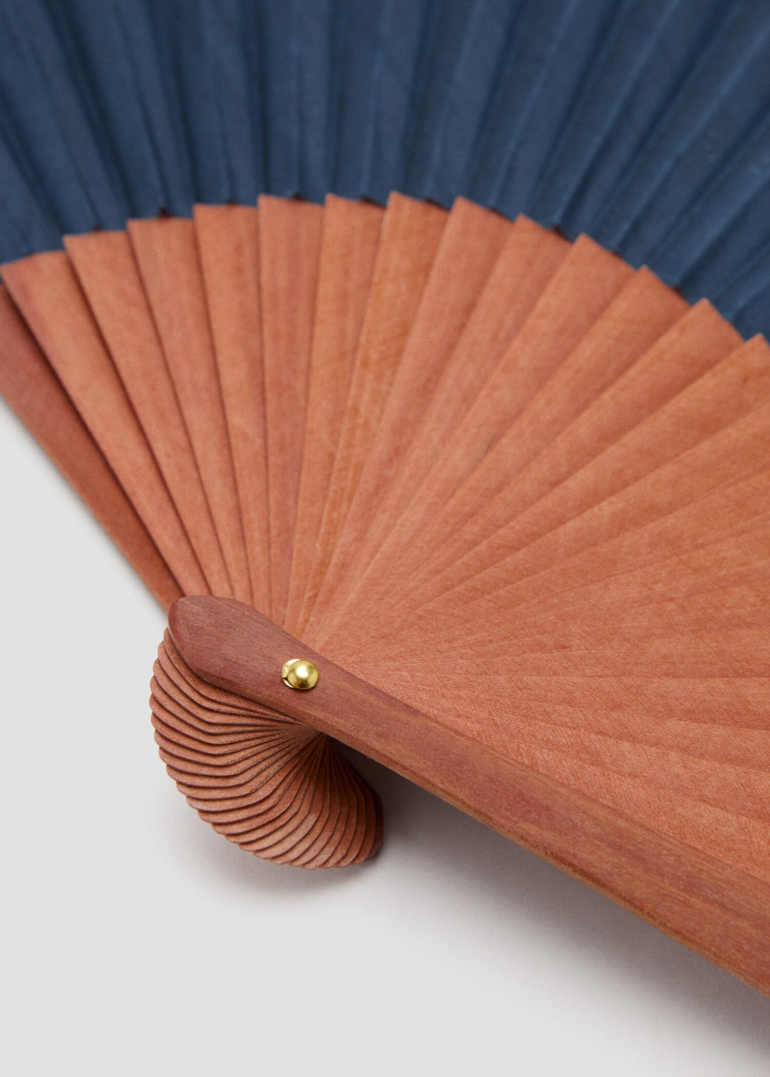 Smooth wooden fan - Medium plane