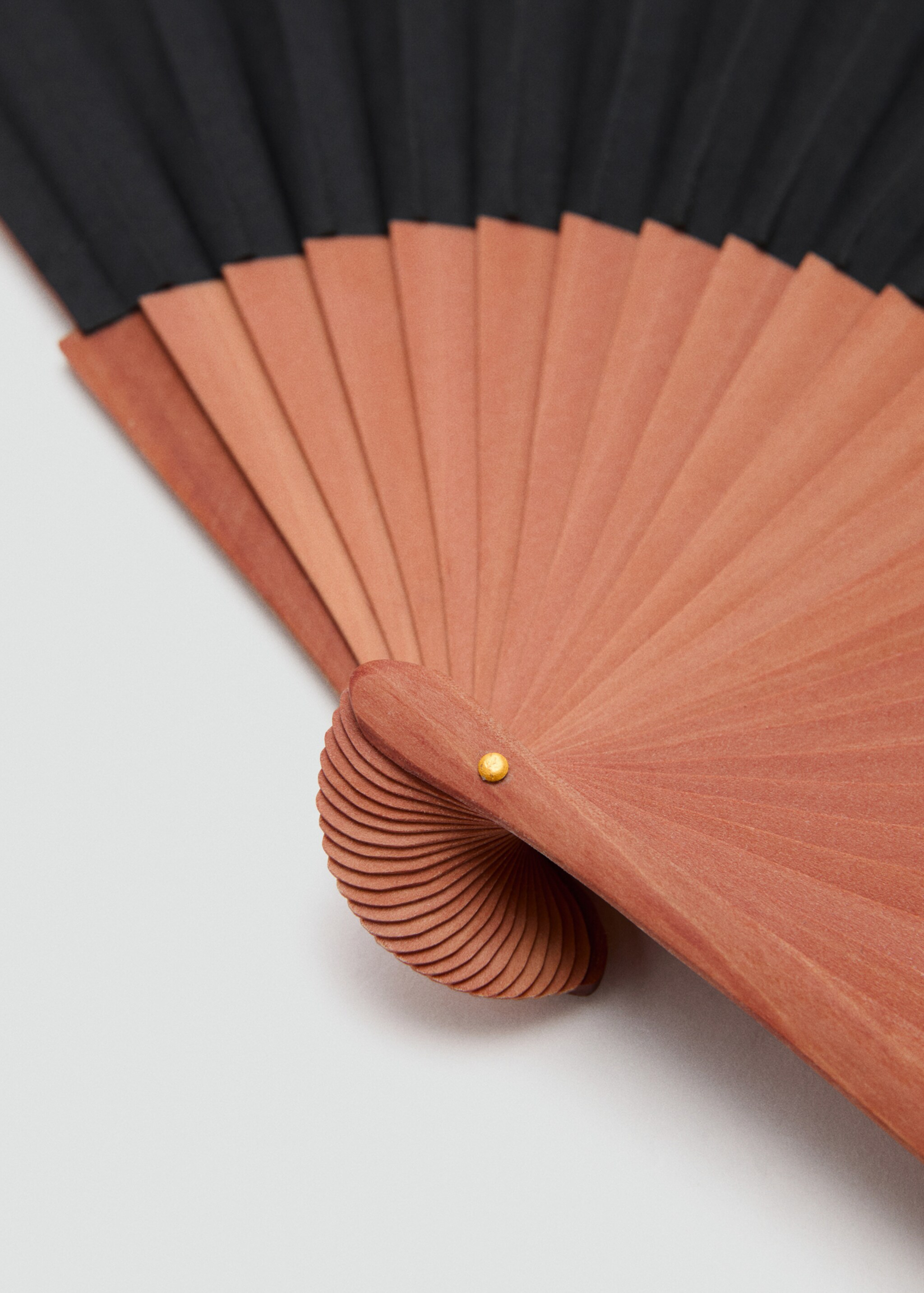 Smooth wooden fan - Medium plane, Black. Ref: 27076712-00.