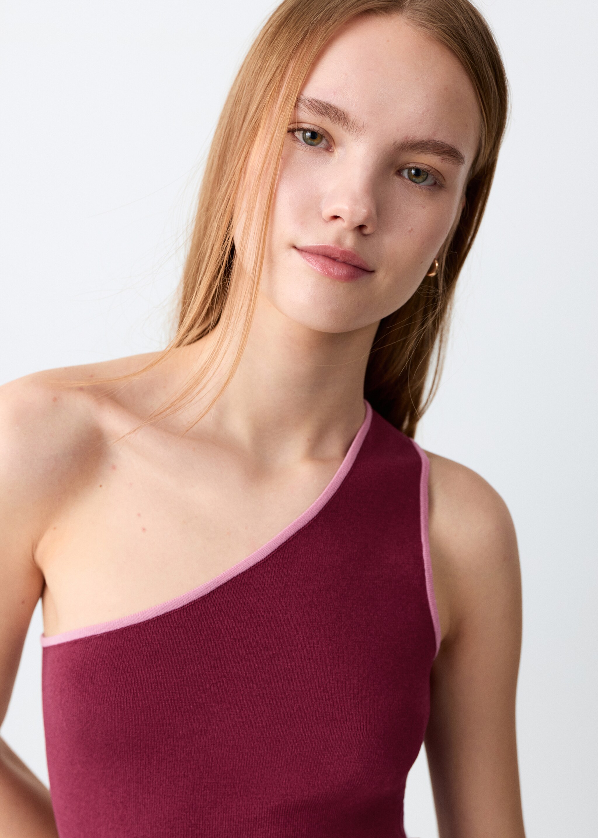 Asymmetrical top with contrasting trim - Details of the article 1, Maroon. Ref: 27076738-00.