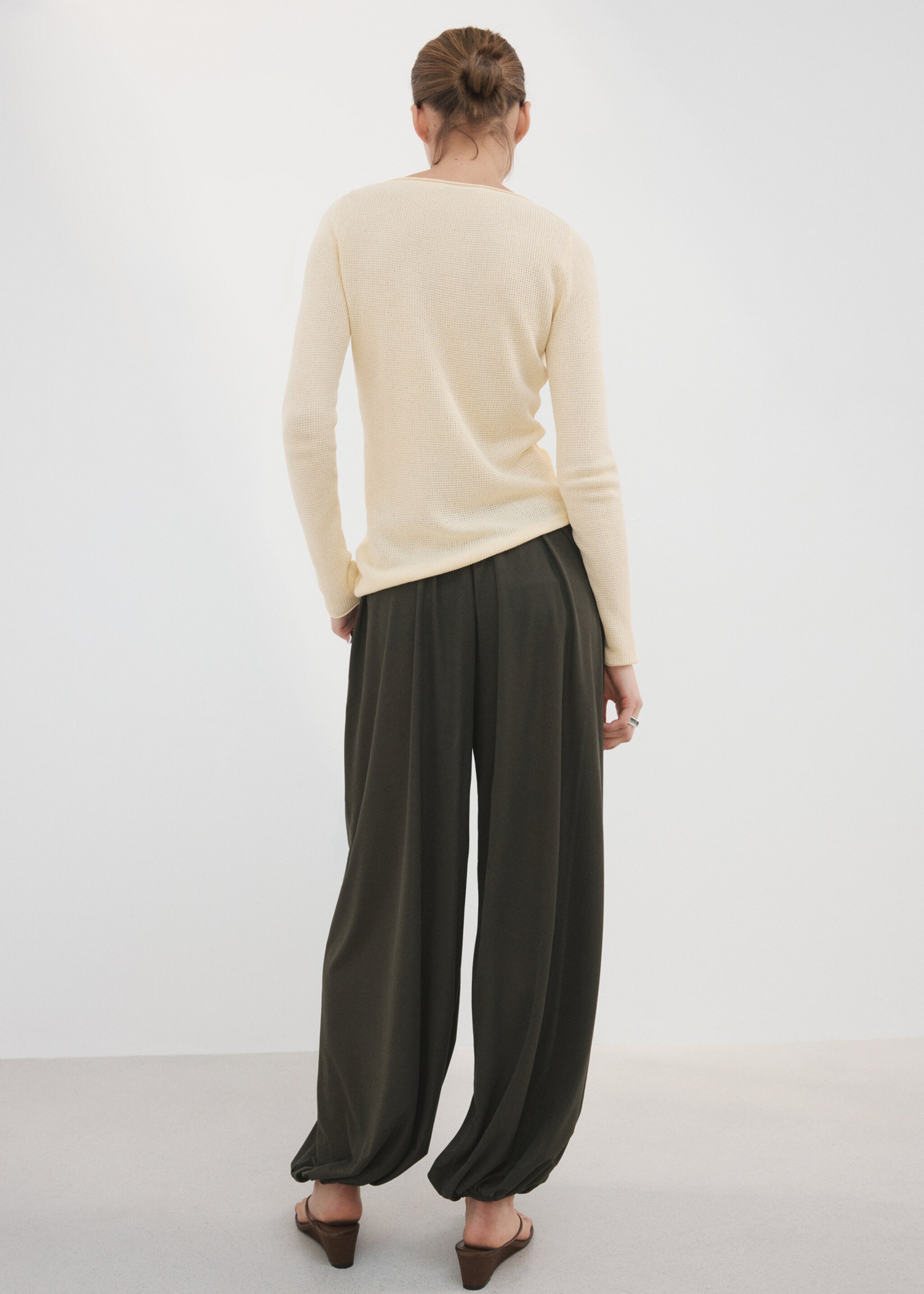 Fine-knit sweater - Reverse of the article, Pastel Yellow. Ref: 27077137-00.