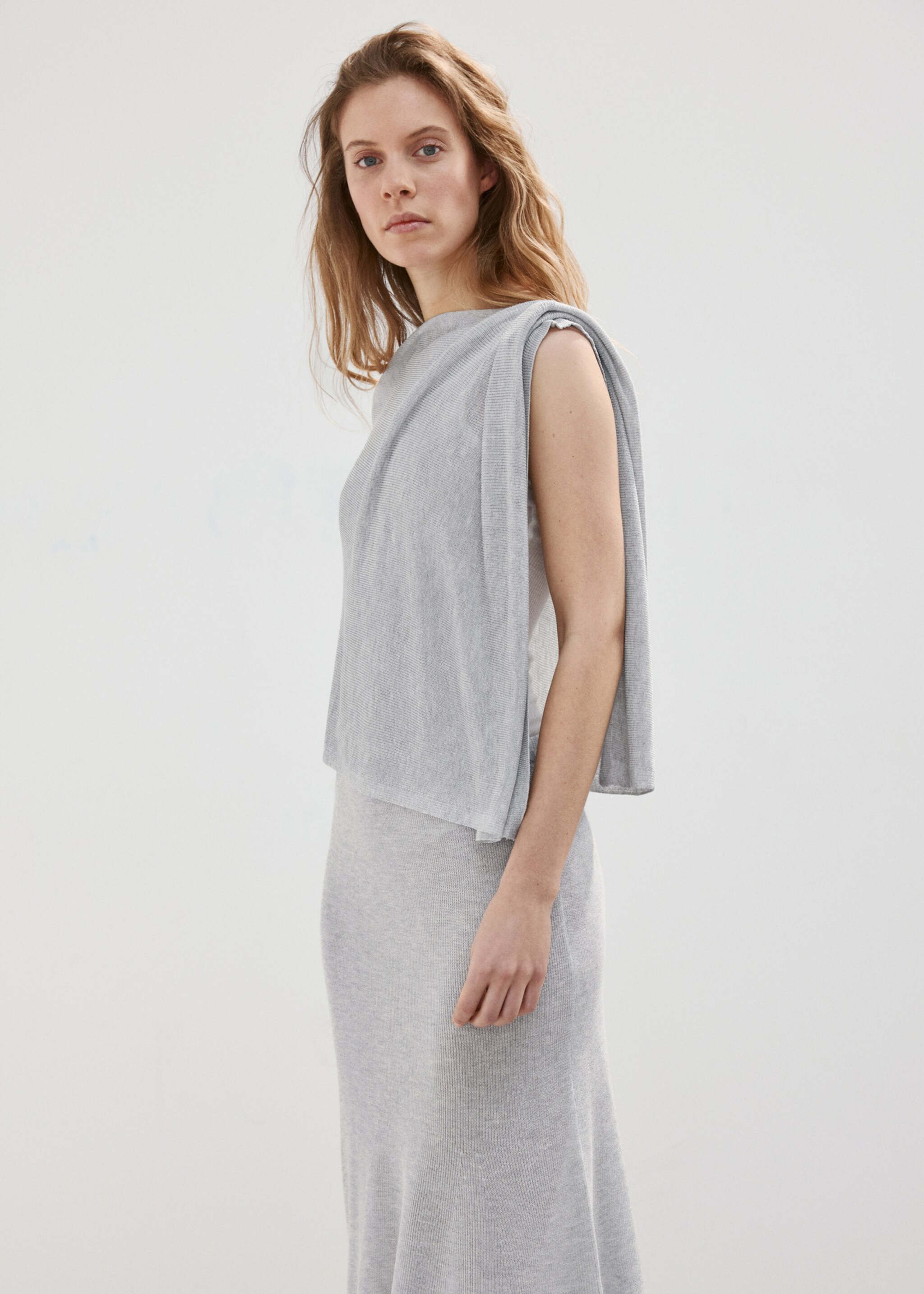 Fine knit midi skirt - Details of the article 1, Light Heather Grey. Ref: 27077143-00.