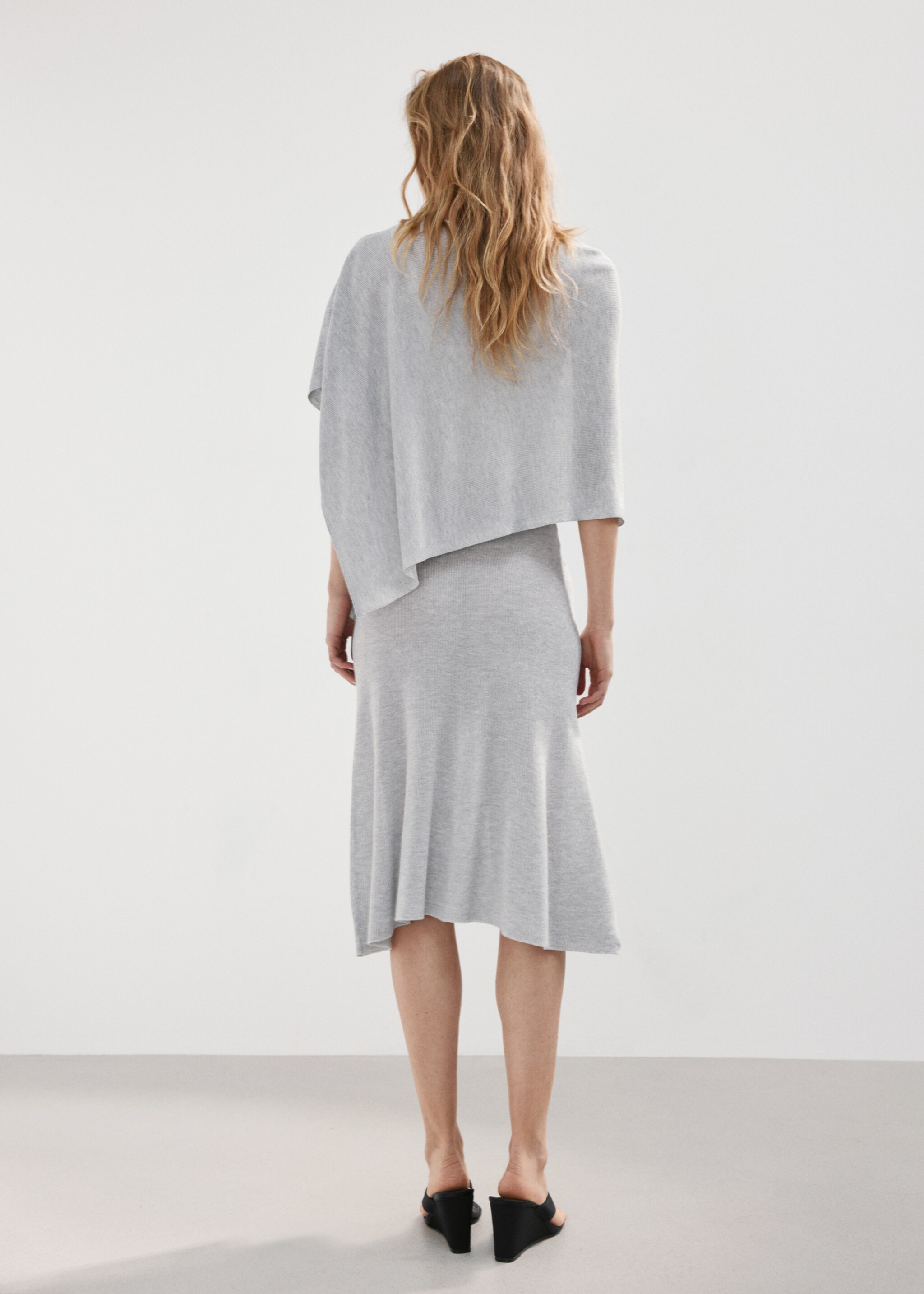 Fine knit midi skirt - Reverse of the article, Light Heather Grey. Ref: 27077143-00.