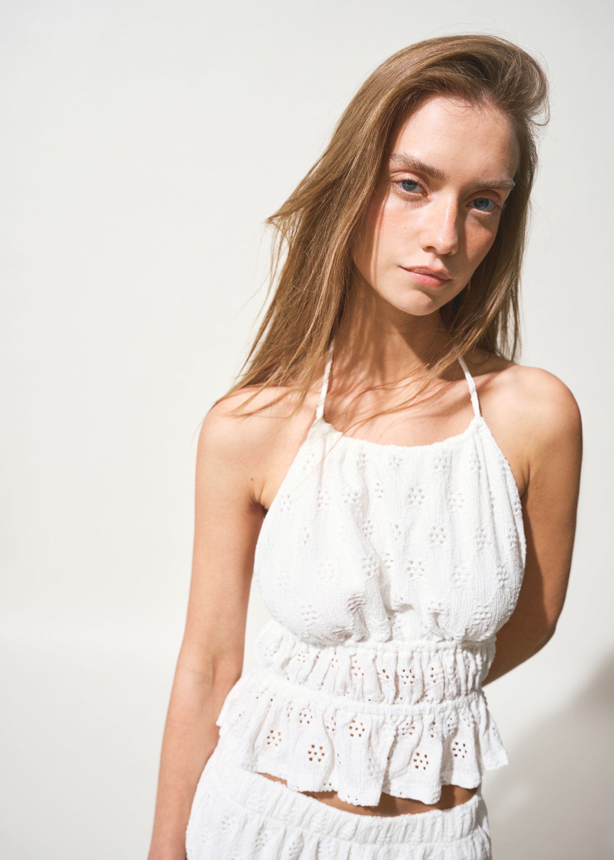 Halter top with embroidered details - Medium plane, Off White. Ref: 27077146-00.