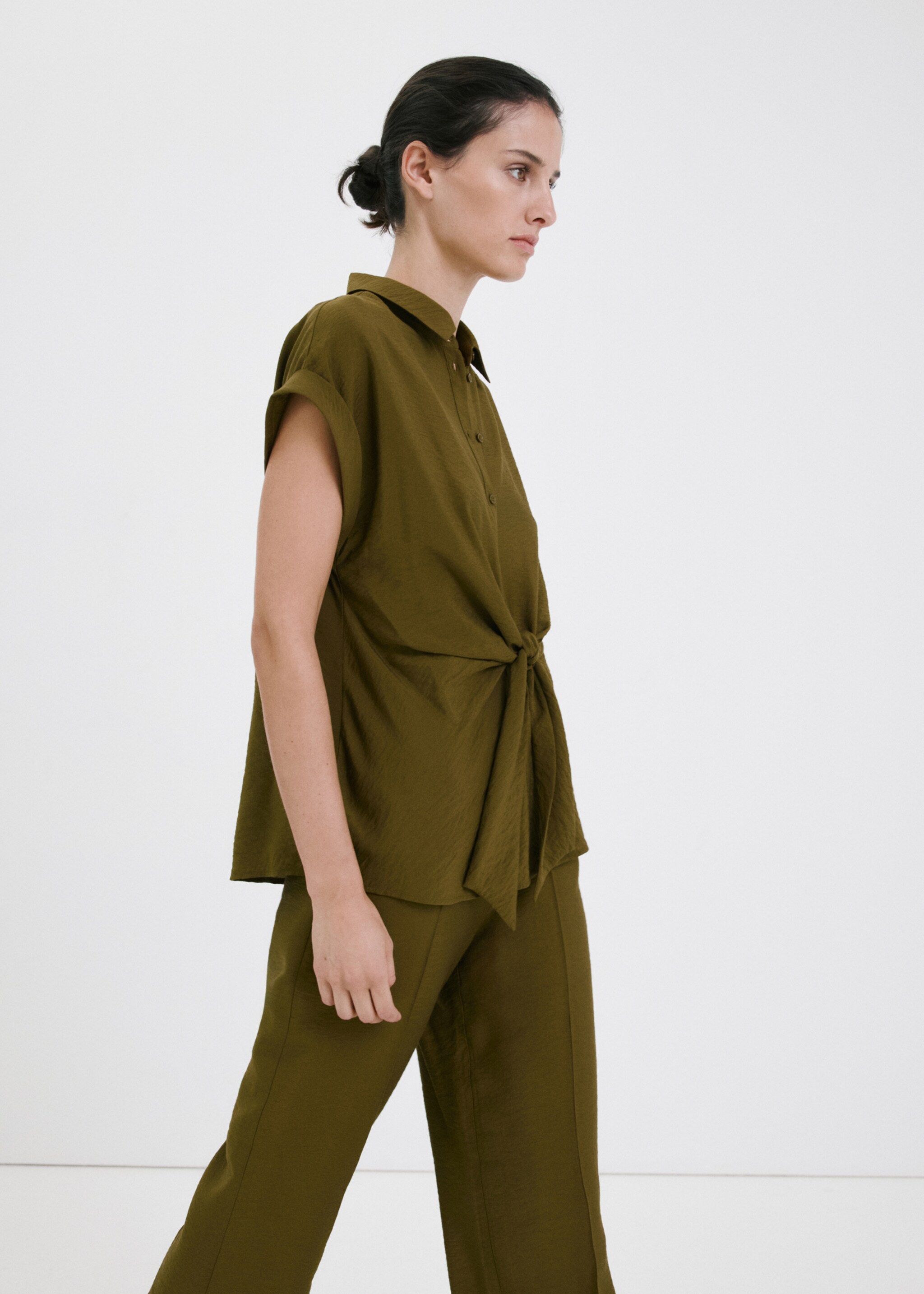 Straight mid-rise trousers - Details of the article 2, Green. Ref: 27077153-00.