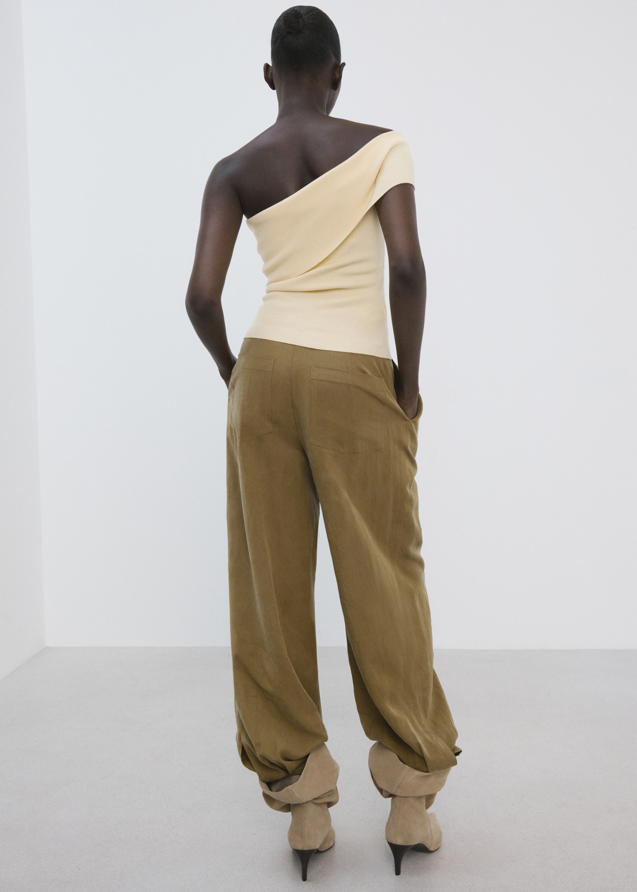 Off-shoulder top - Reverse of the article, Vanilla. Ref: 27077155-00.