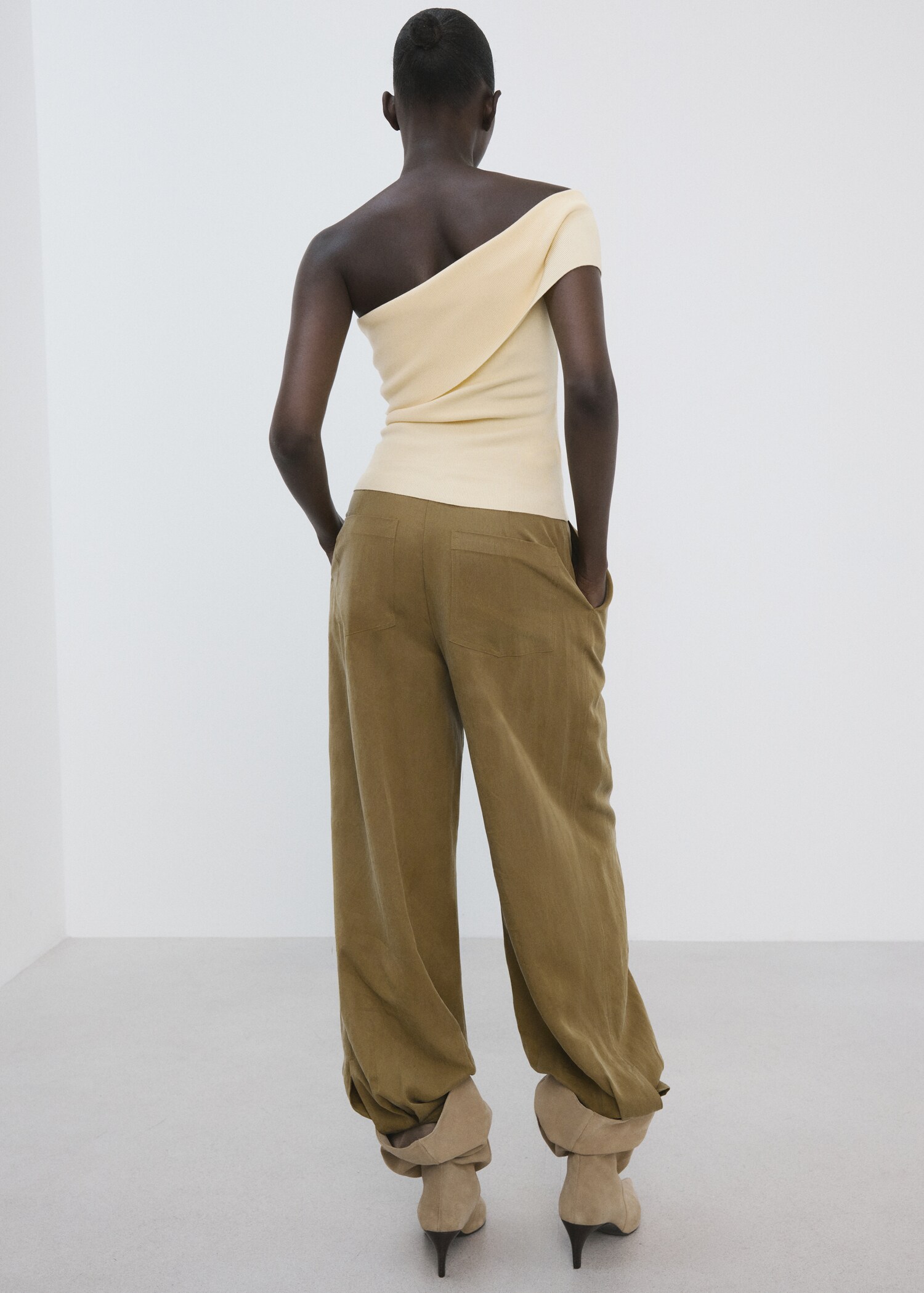 Off-shoulder top - Reverse of the article