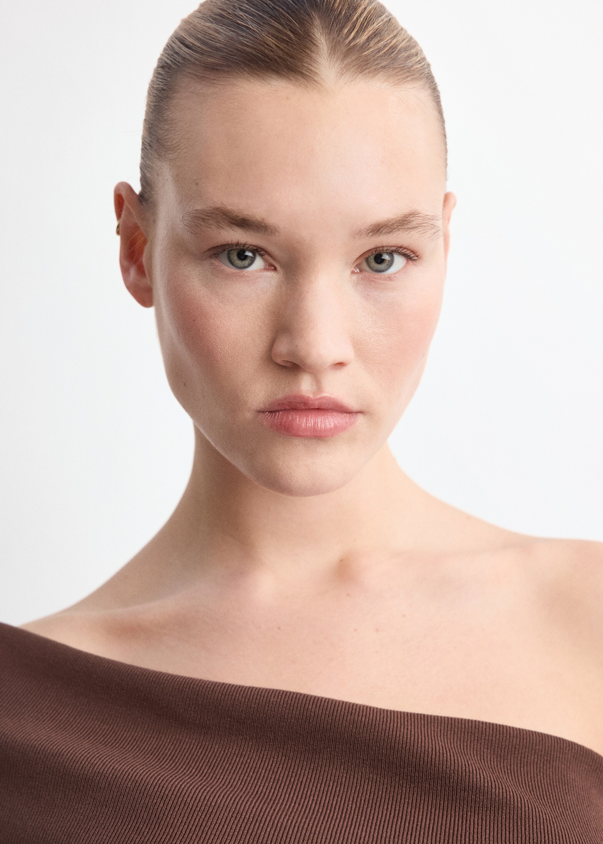 Off-shoulder top - Details of the article 4, Chocolate. Ref: 27077155-00.