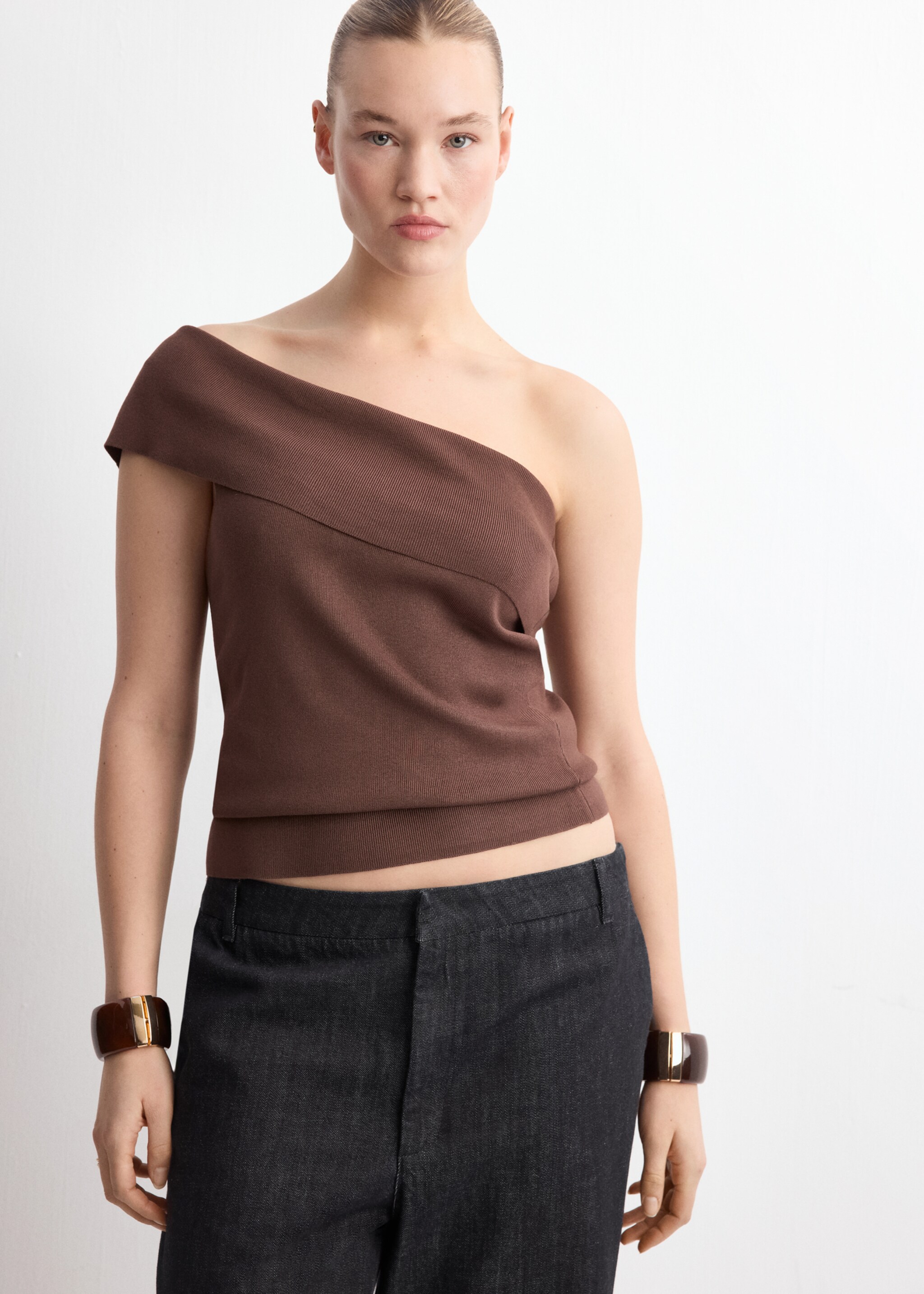 Off-shoulder top - Details of the article 5, Chocolate. Ref: 27077155-00.