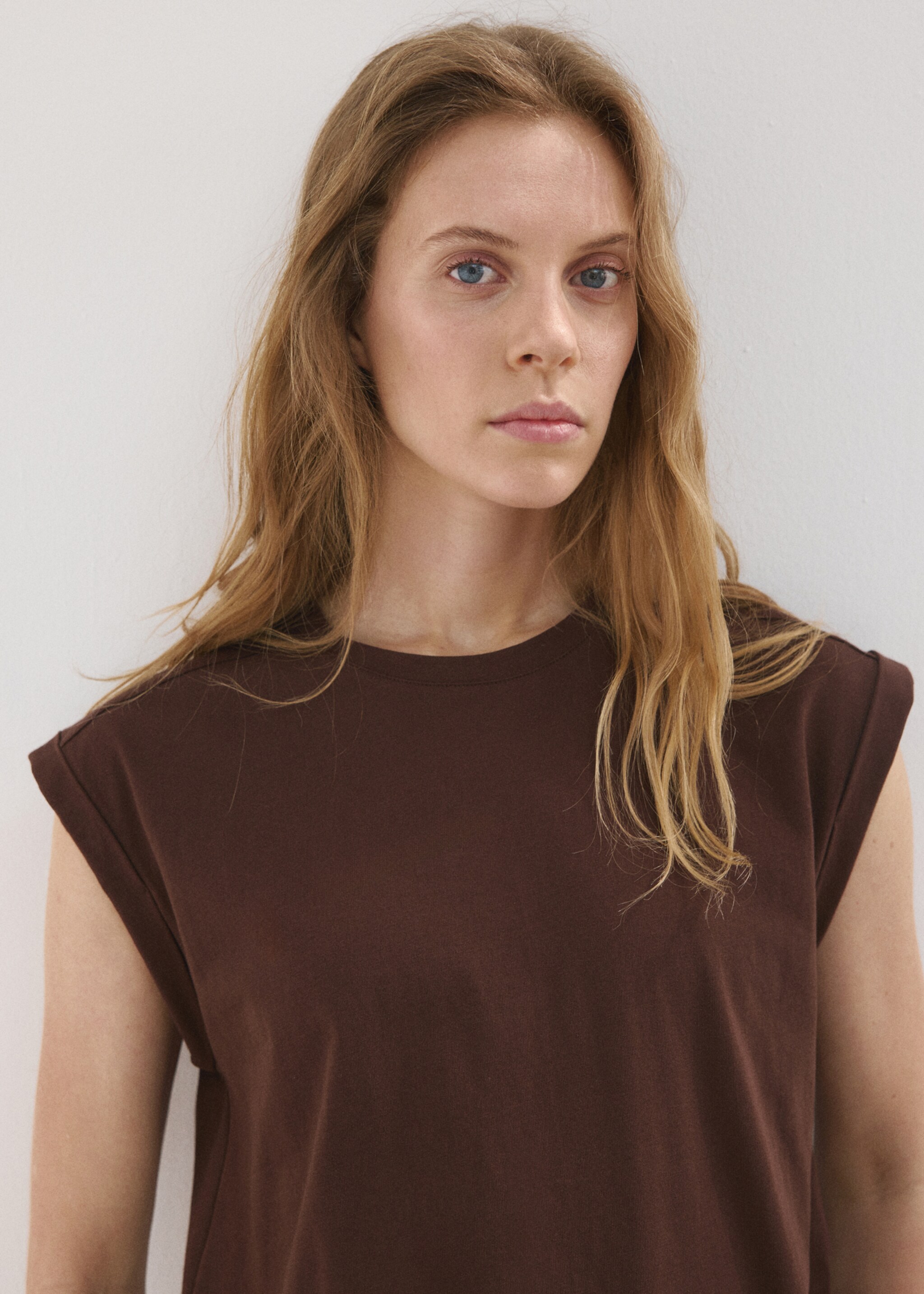 Short-sleeved t-shirt with shoulder pads - Details of the article 1, Brown. Ref: 27077159-00.