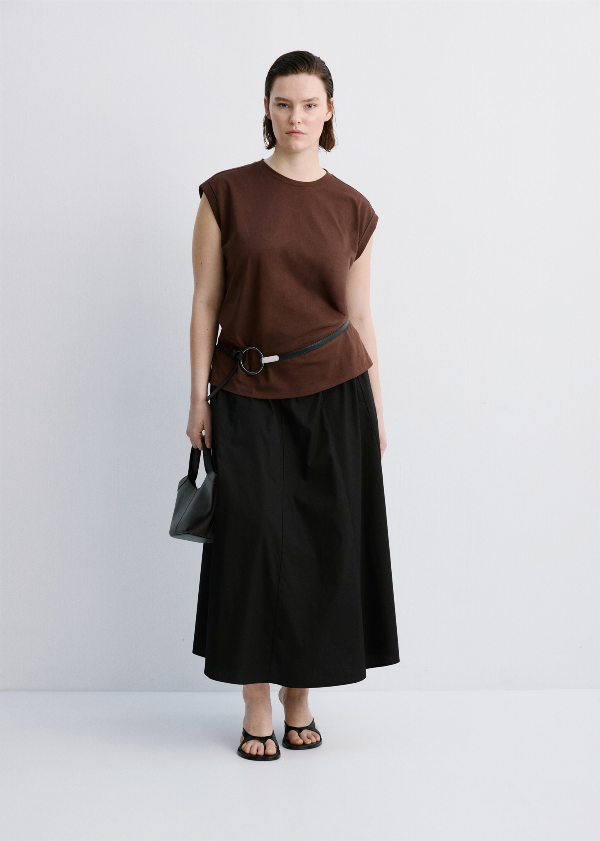 Short-sleeved t-shirt with shoulder pads - Details of the article 3, Brown. Ref: 27077159-00.