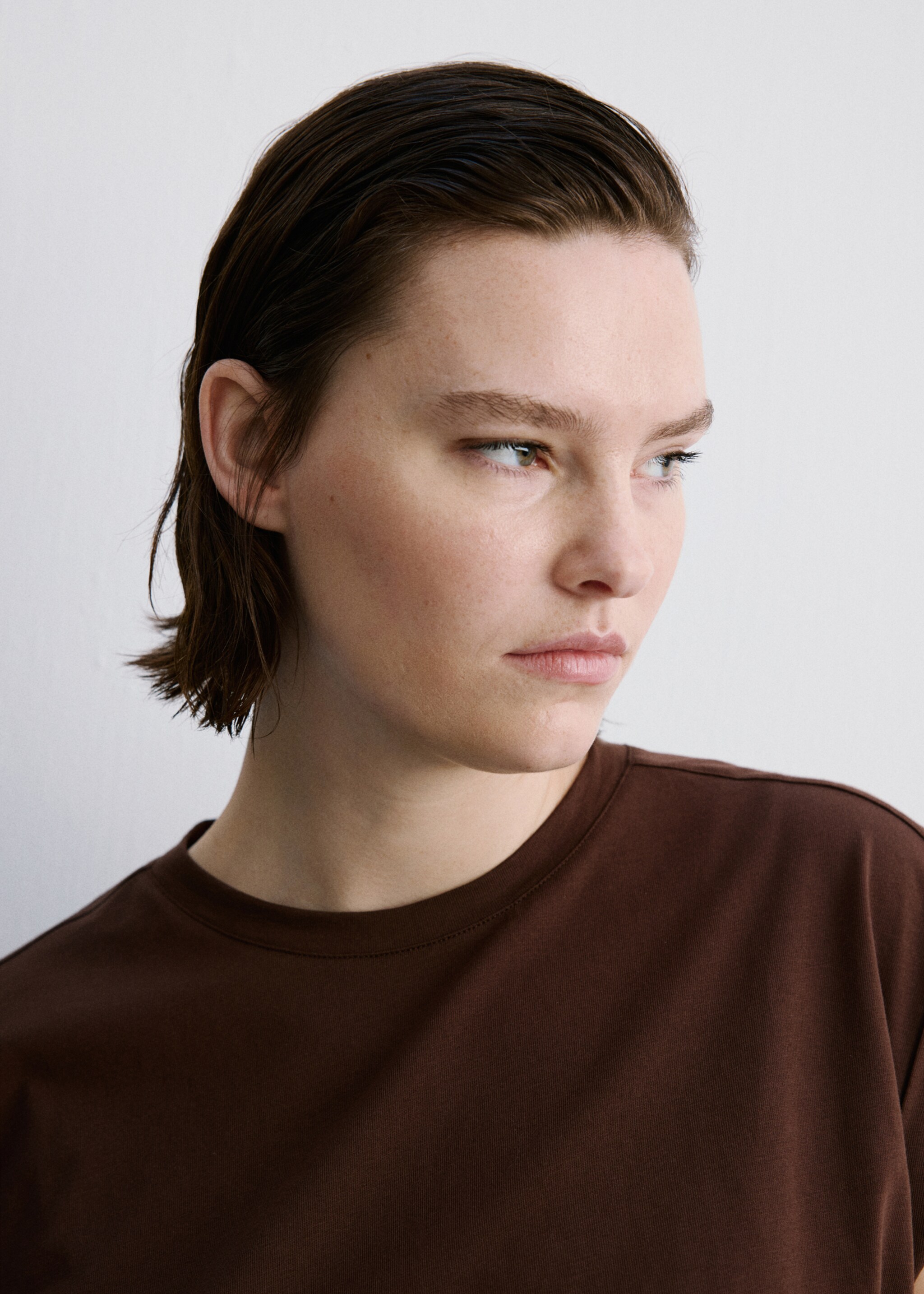 Short-sleeved t-shirt with shoulder pads - Details of the article 4, Brown. Ref: 27077159-00.