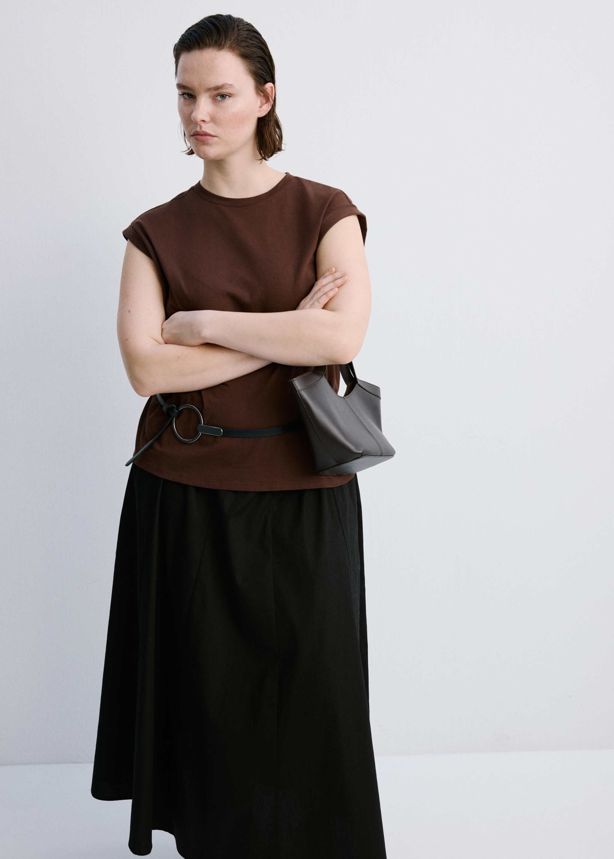 Short-sleeved t-shirt with shoulder pads - Details of the article 5, Brown. Ref: 27077159-00.