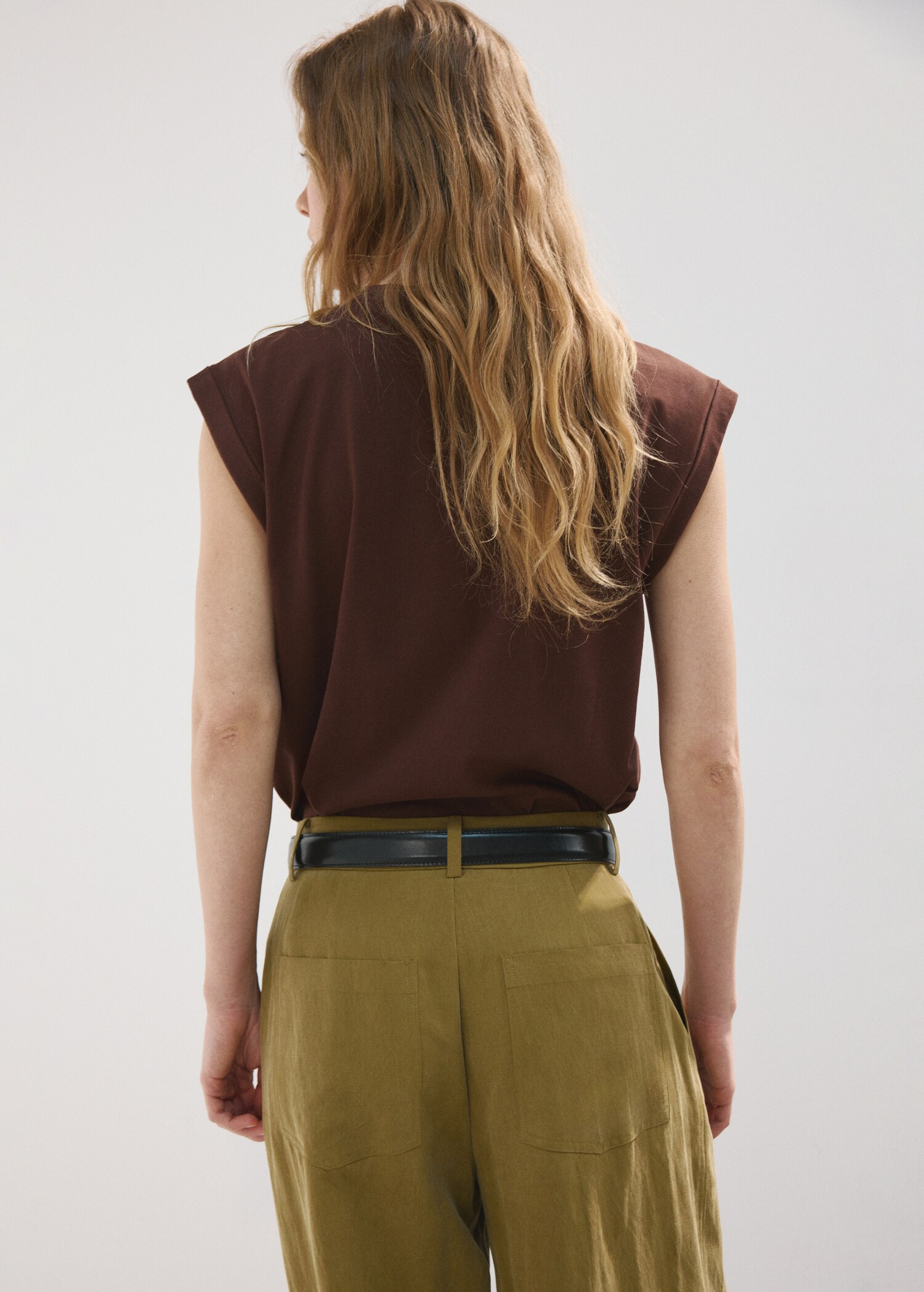 Short-sleeved t-shirt with shoulder pads - Reverse of the article