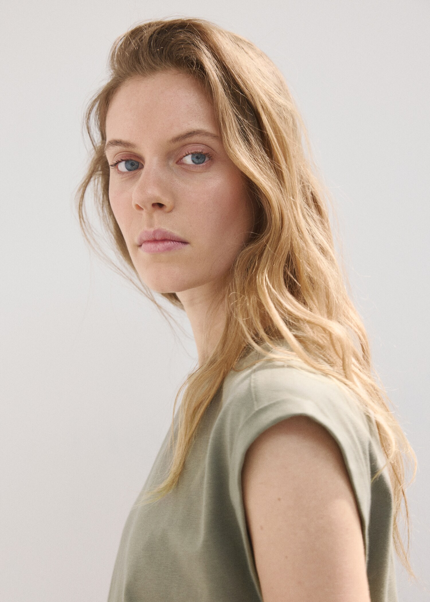 Short-sleeved t-shirt with shoulder pads - Details of the article 1