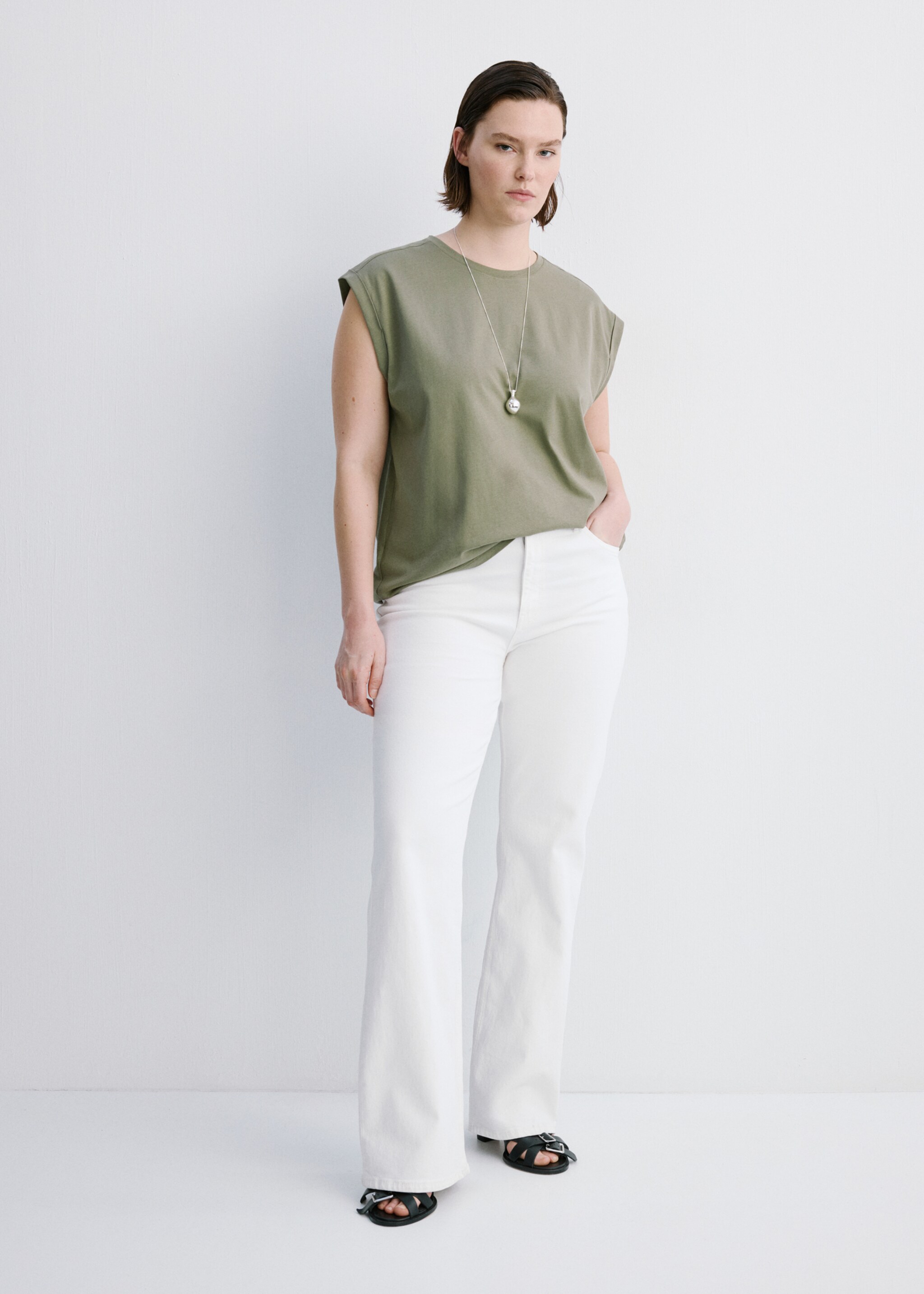 Short-sleeved t-shirt with shoulder pads - Details of the article 3, Khaki. Ref: 27077159-00.