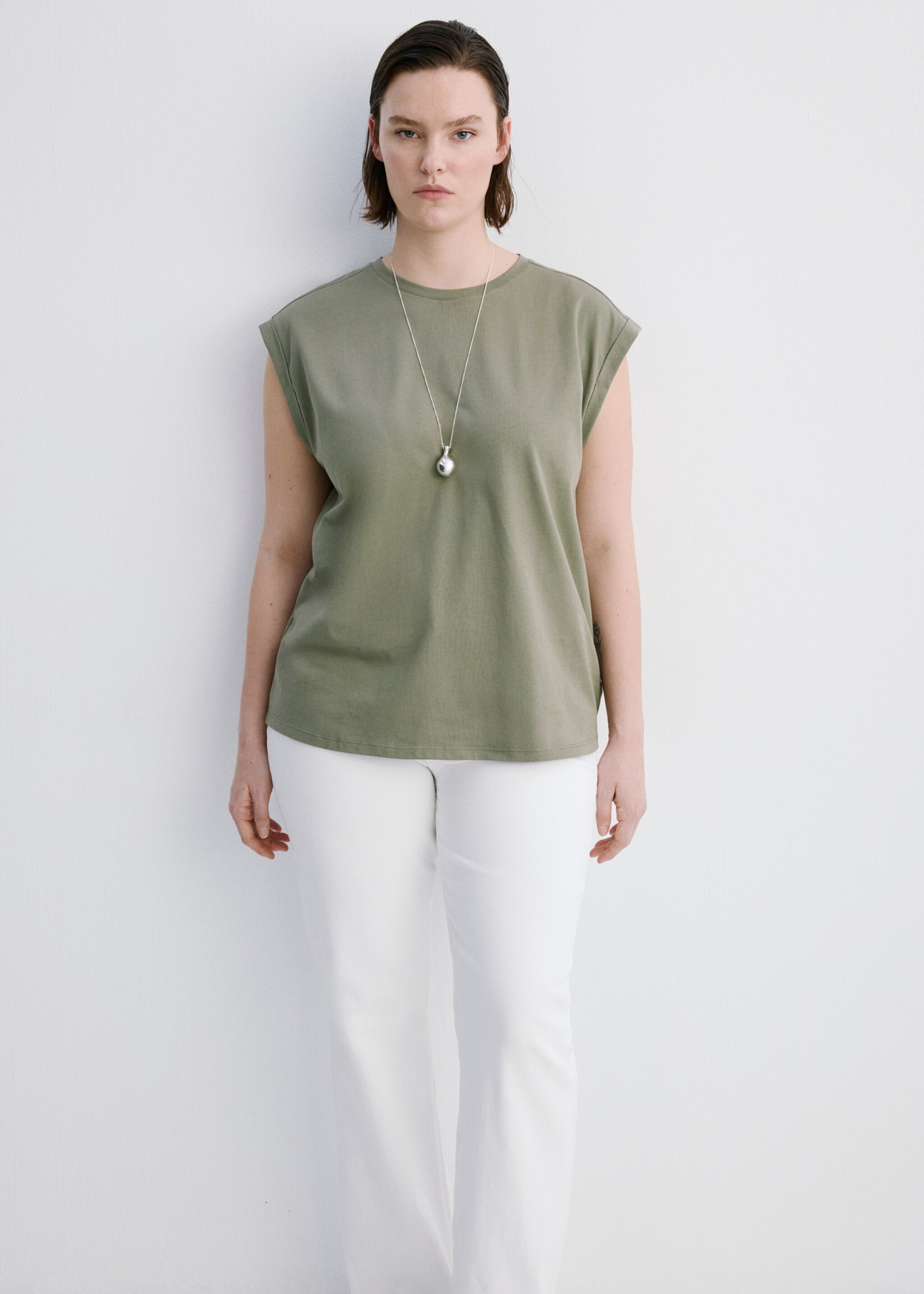 Short-sleeved t-shirt with shoulder pads - Details of the article 5, Khaki. Ref: 27077159-00.