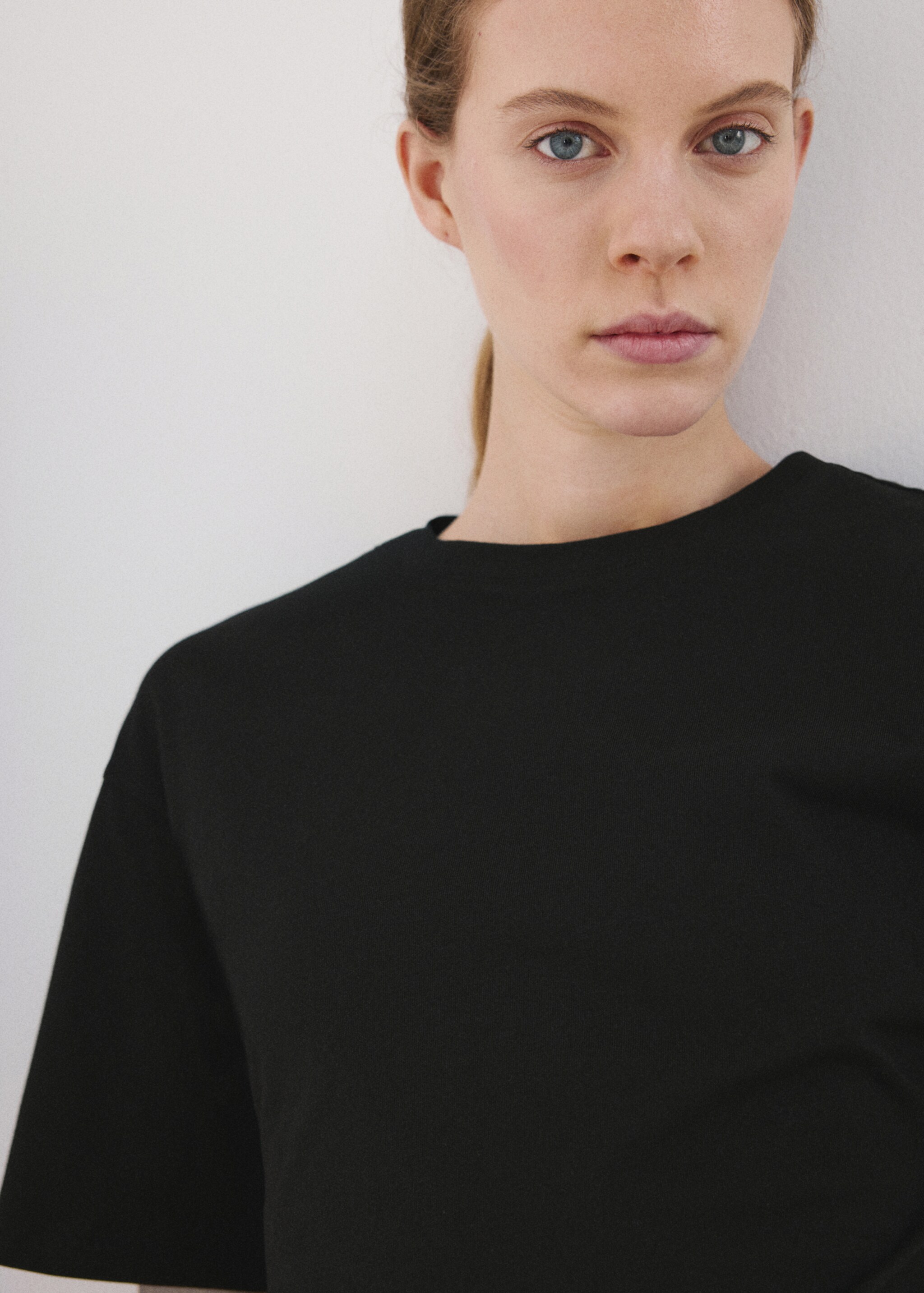 Baumwoll-T-Shirt mit Raffdetail - Detail des Artikels 1, Schwarz. Ref: 27077166-00.