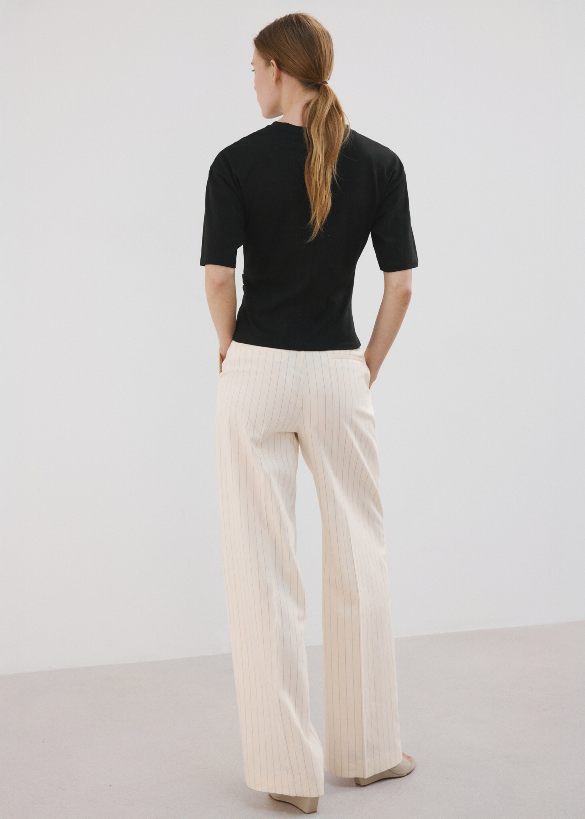 Baumwoll-T-Shirt mit Raffdetail - Rückseite des Artikels, Schwarz. Ref: 27077166-00.