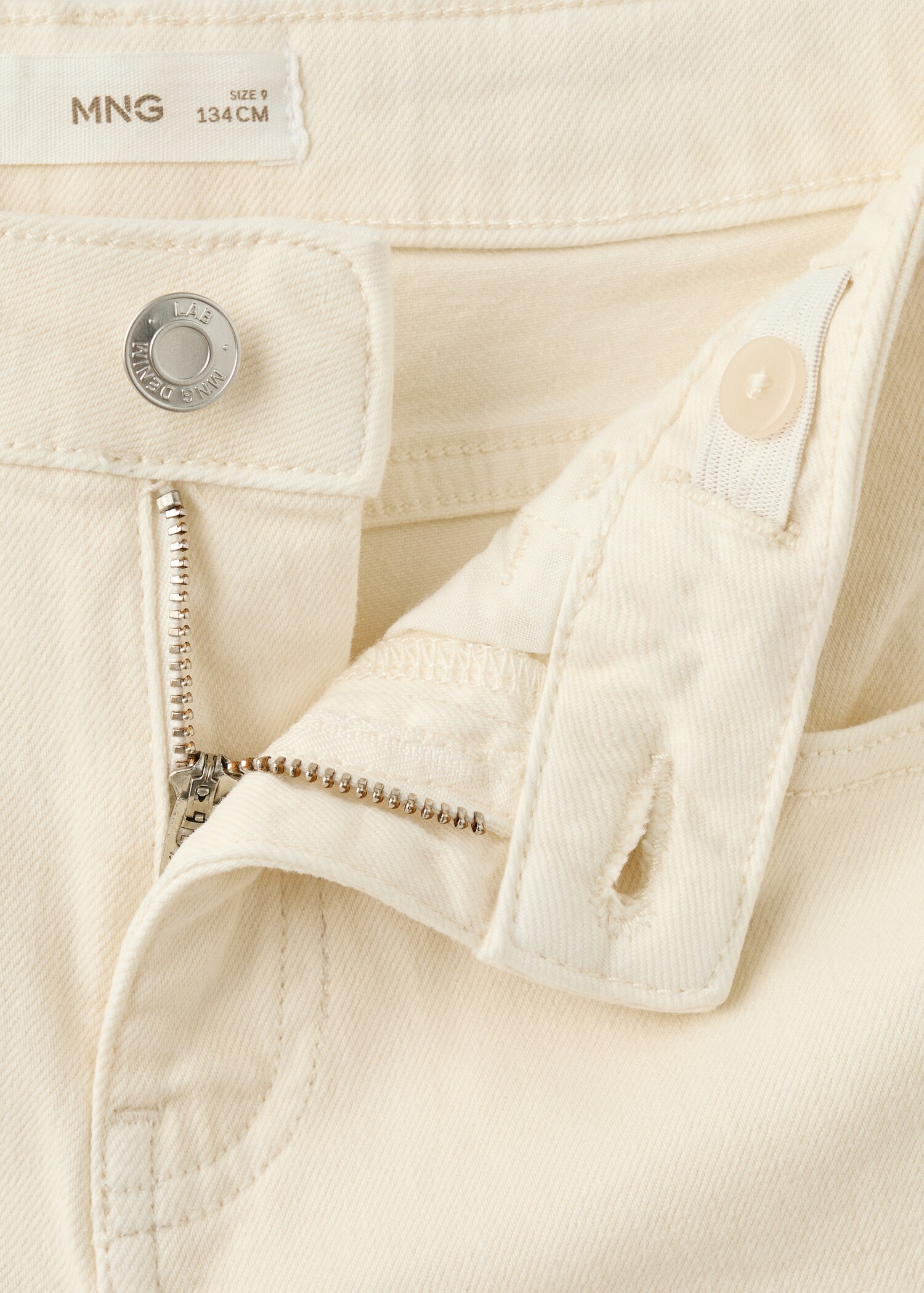 Denim shorts with turned-up hem - Details of the article 8